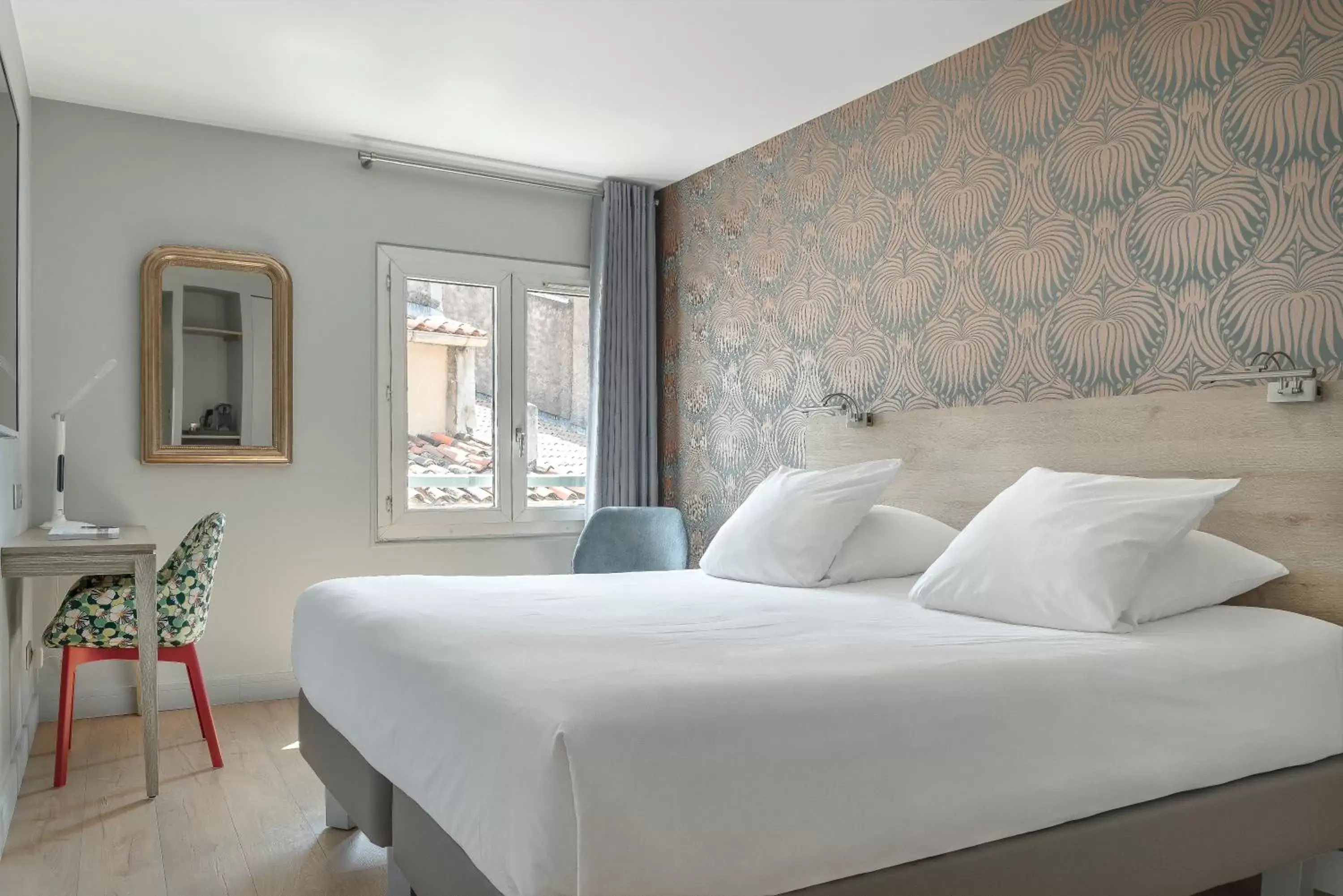 Bed in Grand Hôtel Dauphiné, Boutique Hôtel & Suites