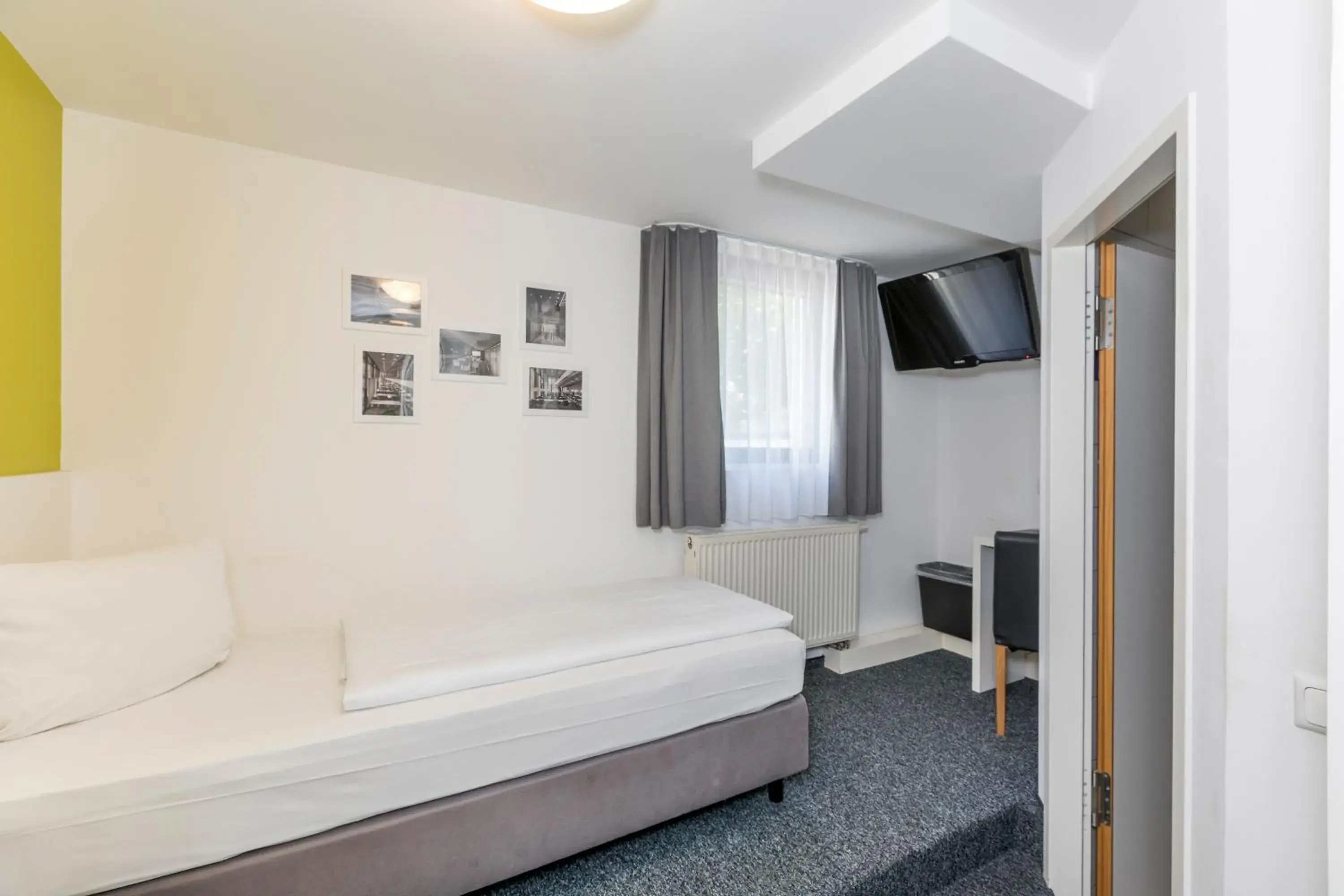 Photo of the whole room, Bed in mk hotel eschborn