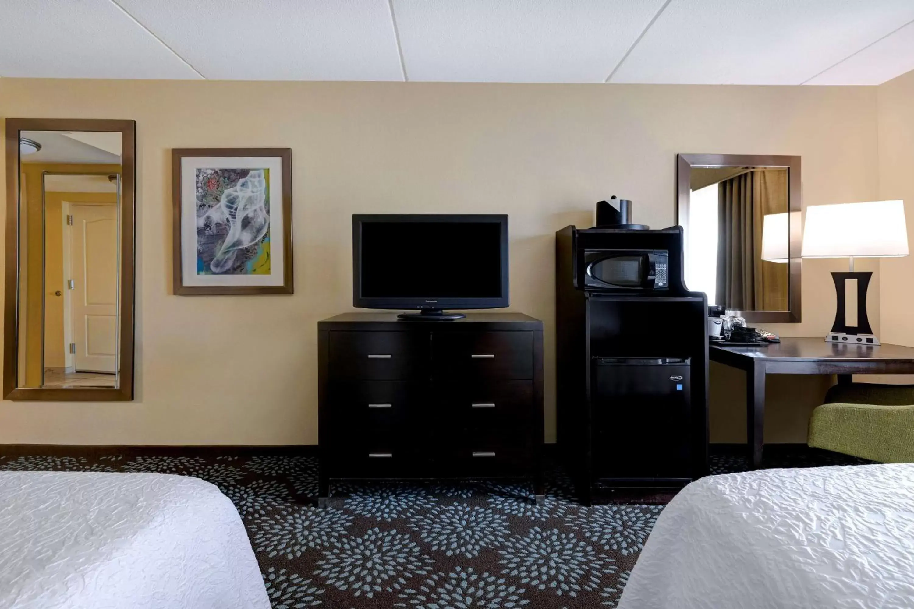 Bedroom, TV/Entertainment Center in Hampton Inn & Suites Pensacola/Gulf Breeze