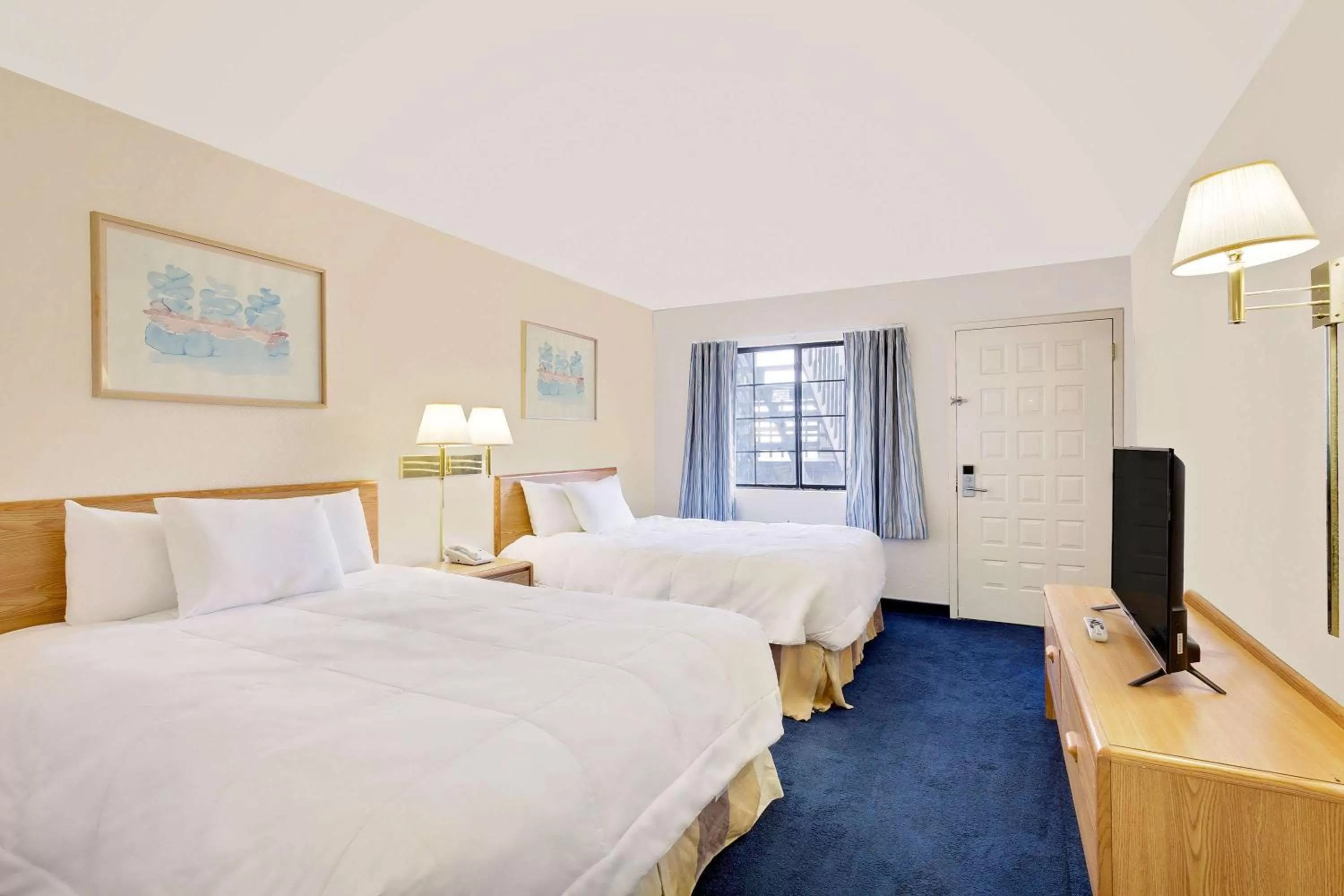 Photo of the whole room, Bed in Days Inn & Suites by Wyndham Needles