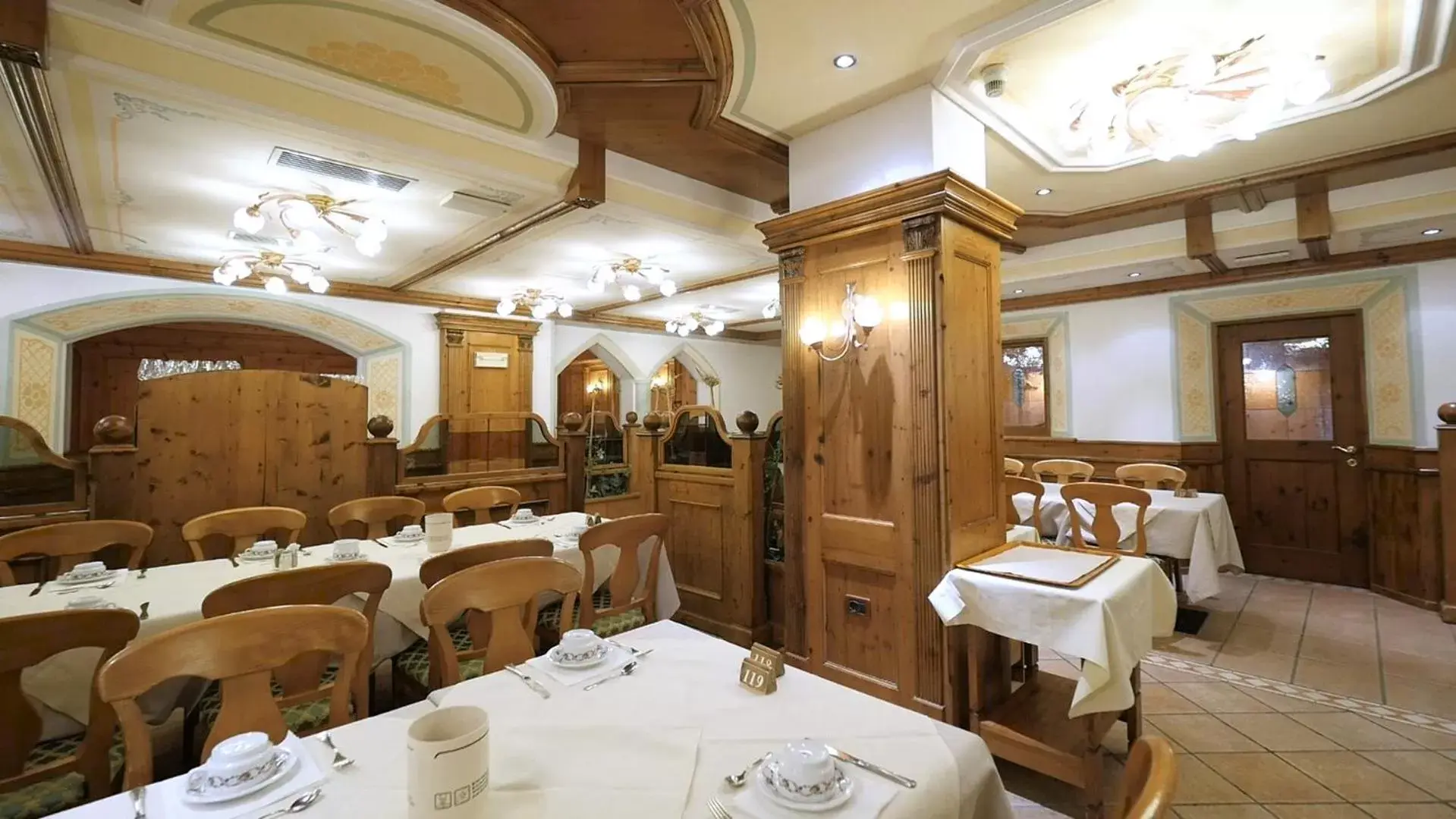 Restaurant/Places to Eat in Hotel Intermonti