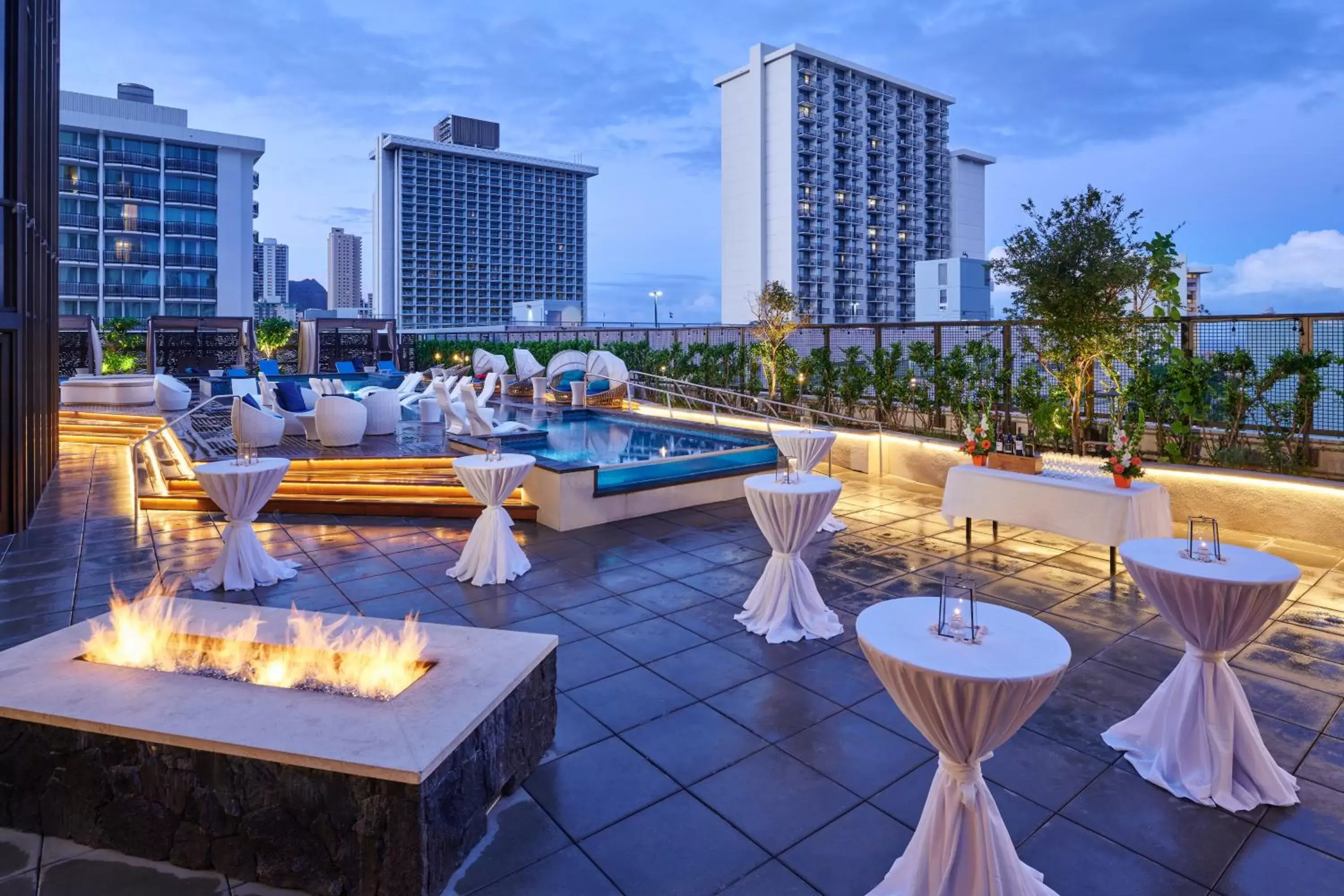 Balcony/Terrace, Restaurant/Places to Eat in Hyatt Centric Waikiki Beach