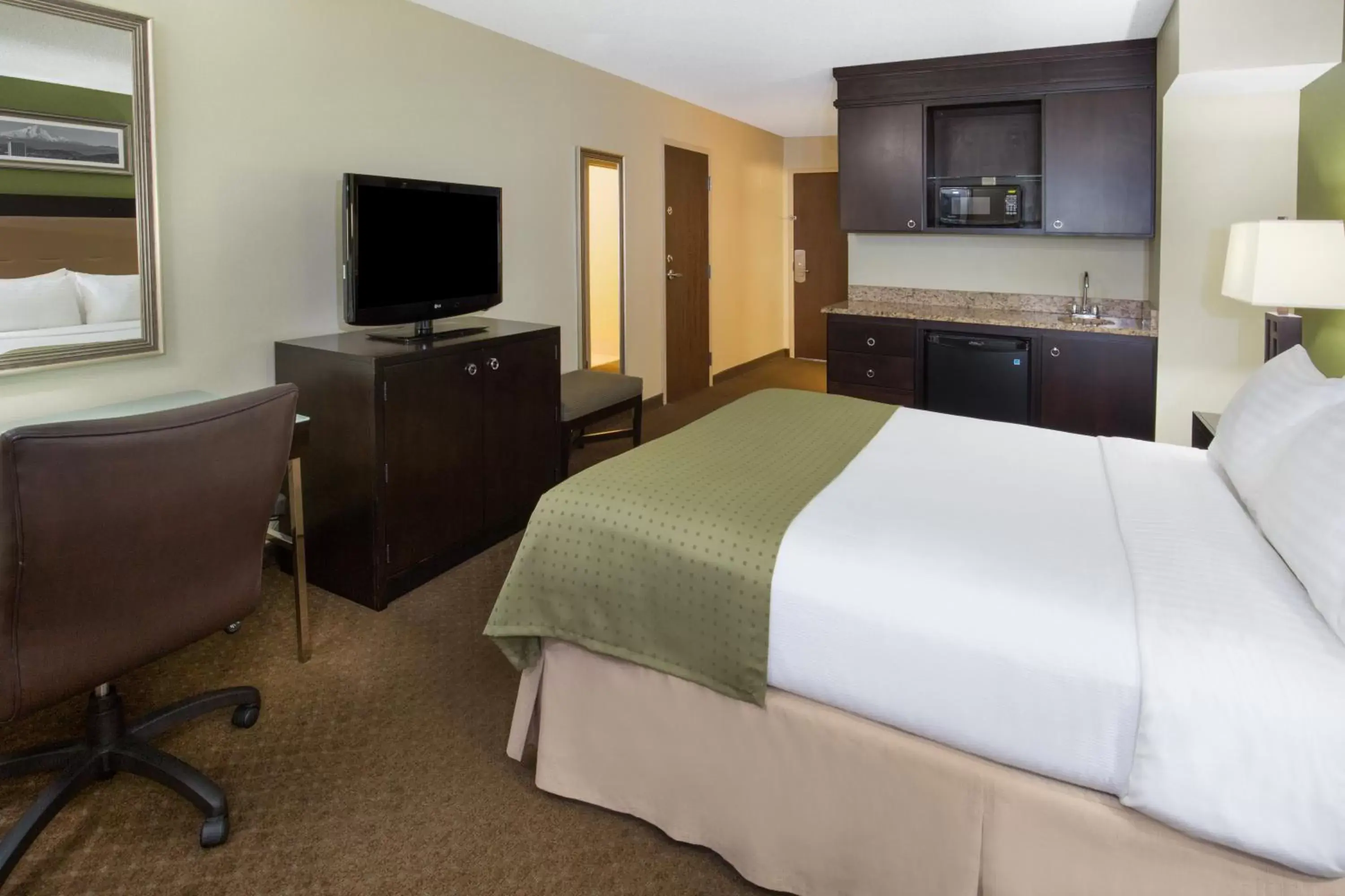 Photo of the whole room, TV/Entertainment Center in Holiday Inn Portland-Airport I-205, an IHG Hotel