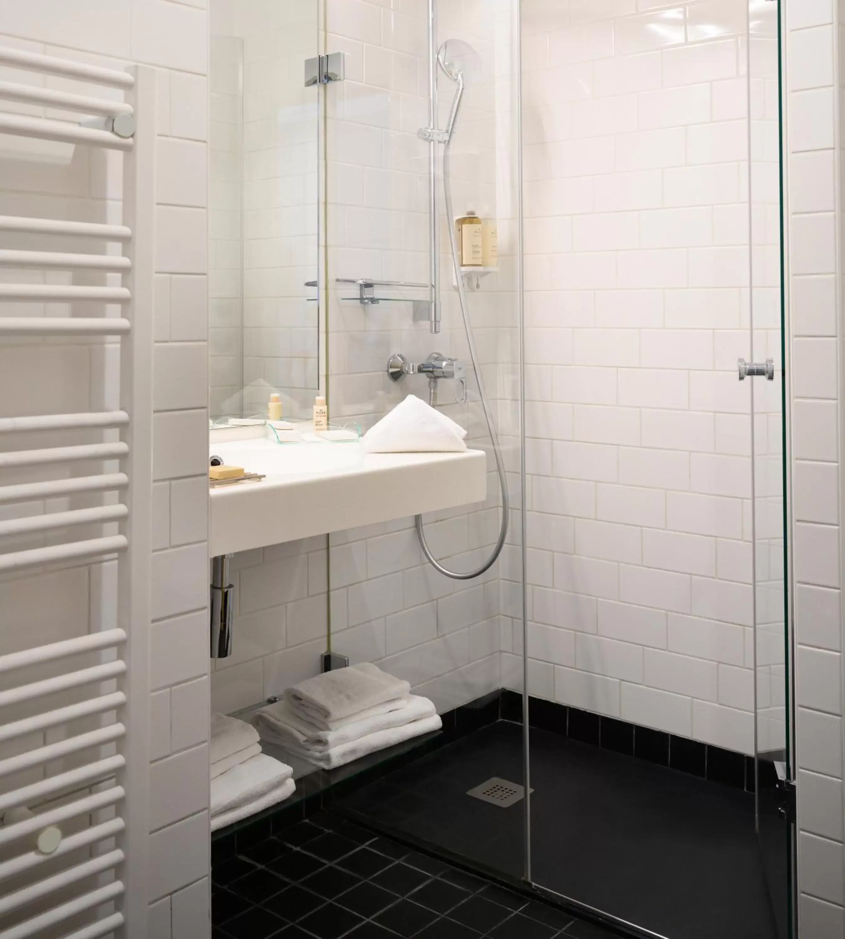 Bathroom in Suites & Hôtel Helzear Etoile