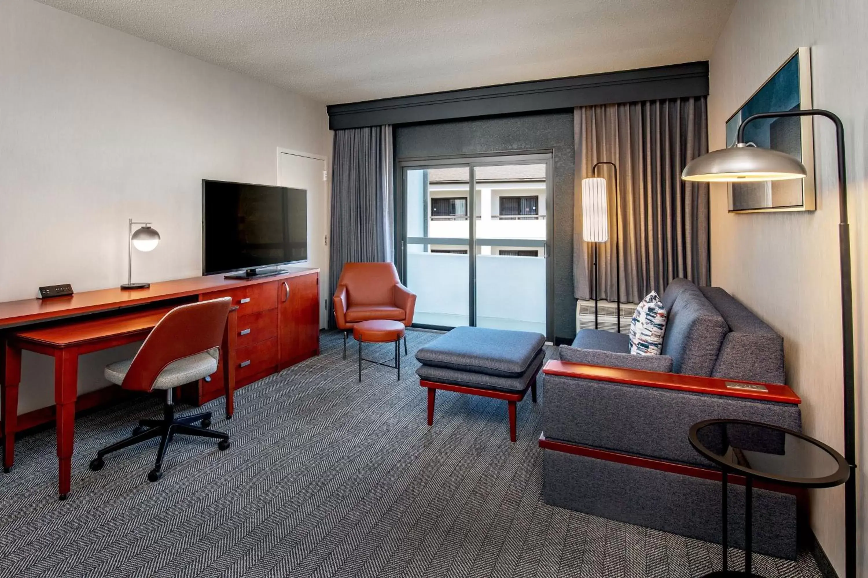 Living room, Seating Area in Courtyard by Marriott Boston Andover