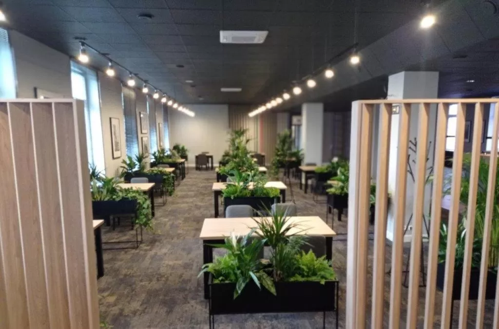 Restaurant/places to eat in Hotel IOR