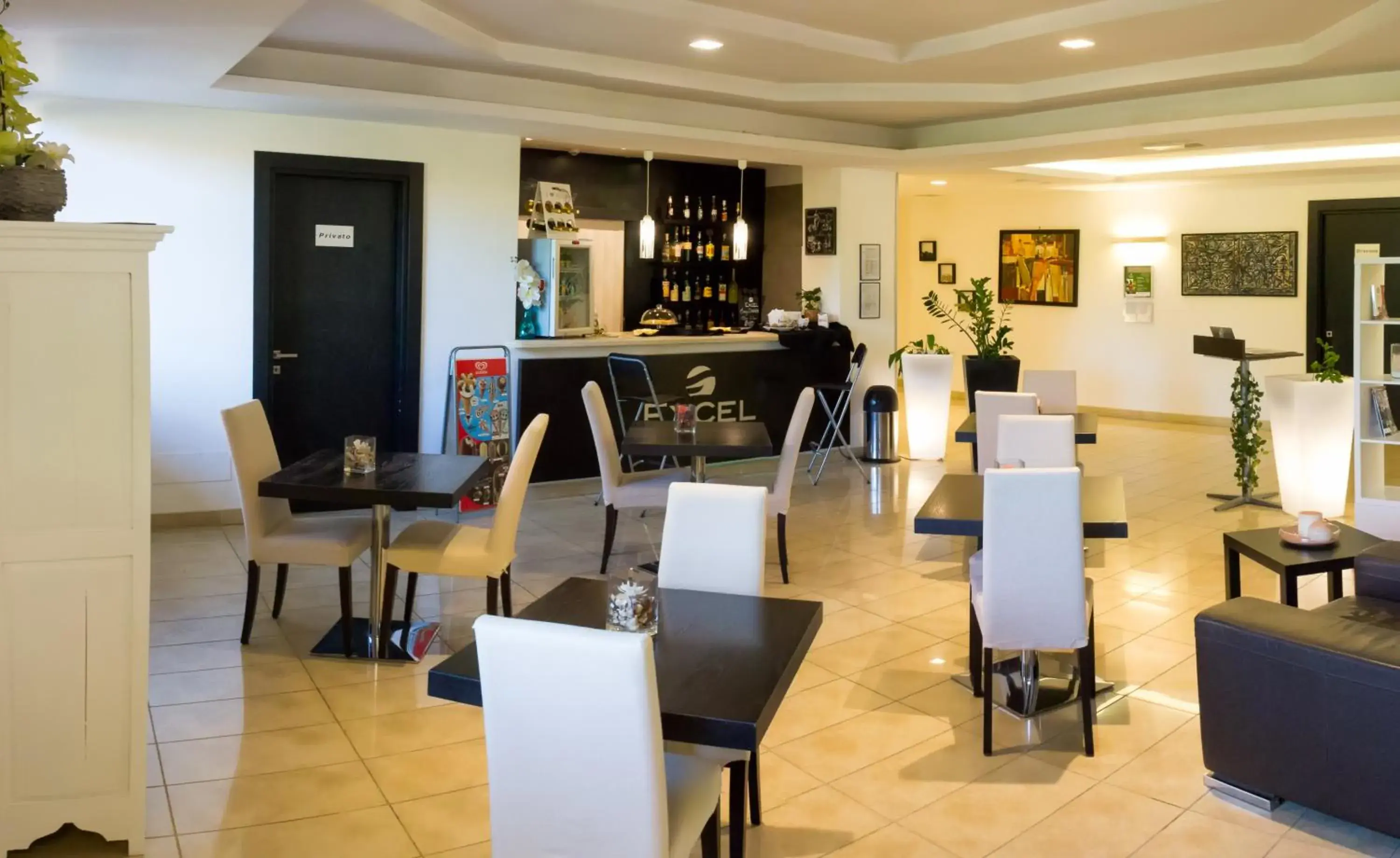 Lounge or bar, Restaurant/Places to Eat in Hotel Excel Roma Ciampino