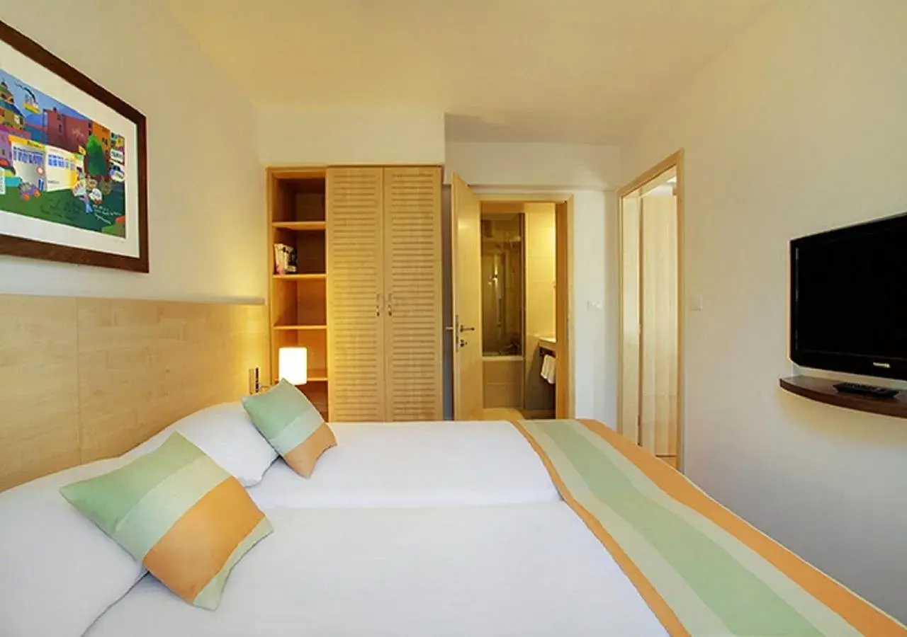 Bathroom, Bed in Valamar Tamaris Resort