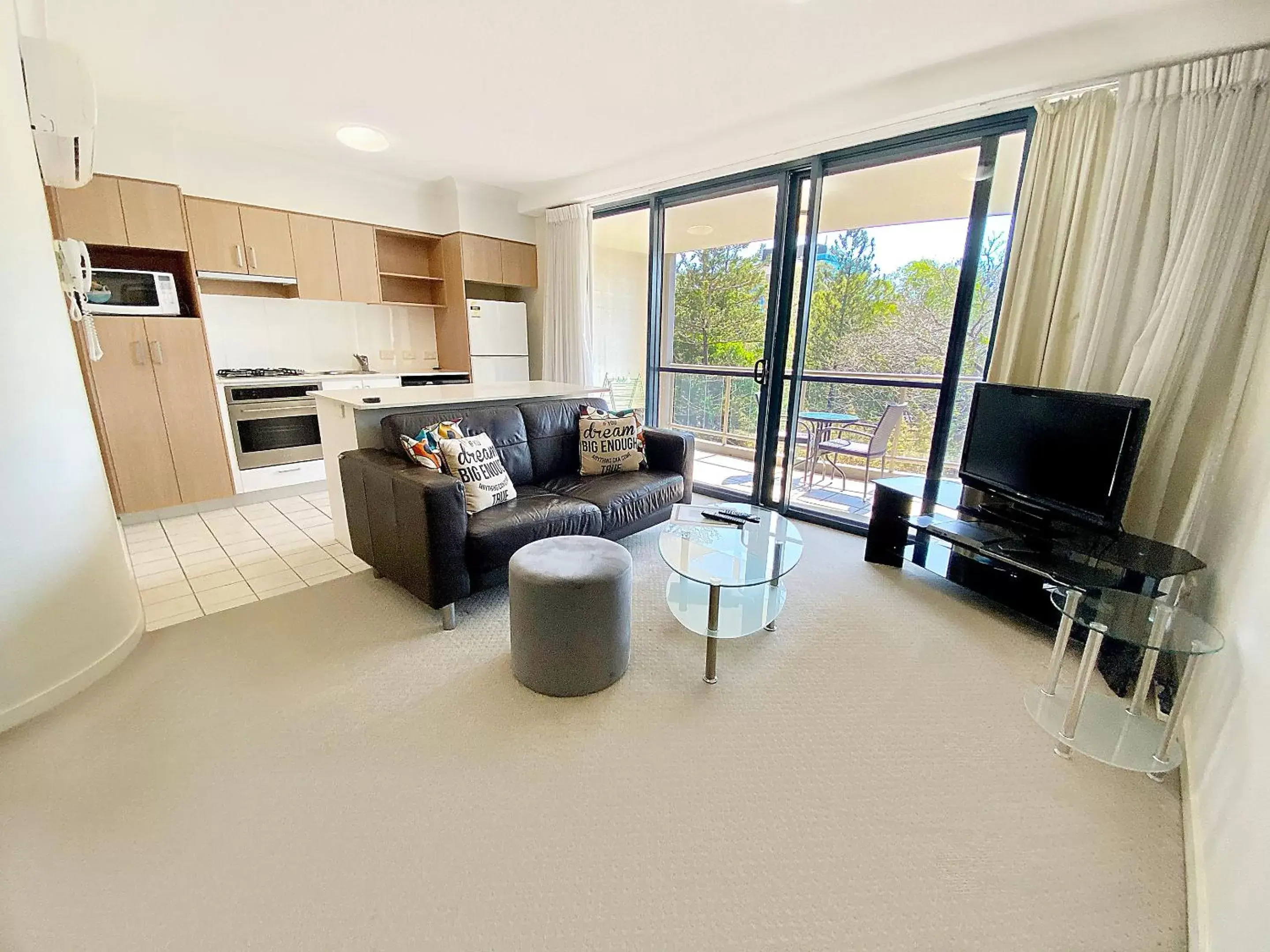 Living room, Seating Area in Inn on the Park Apartments