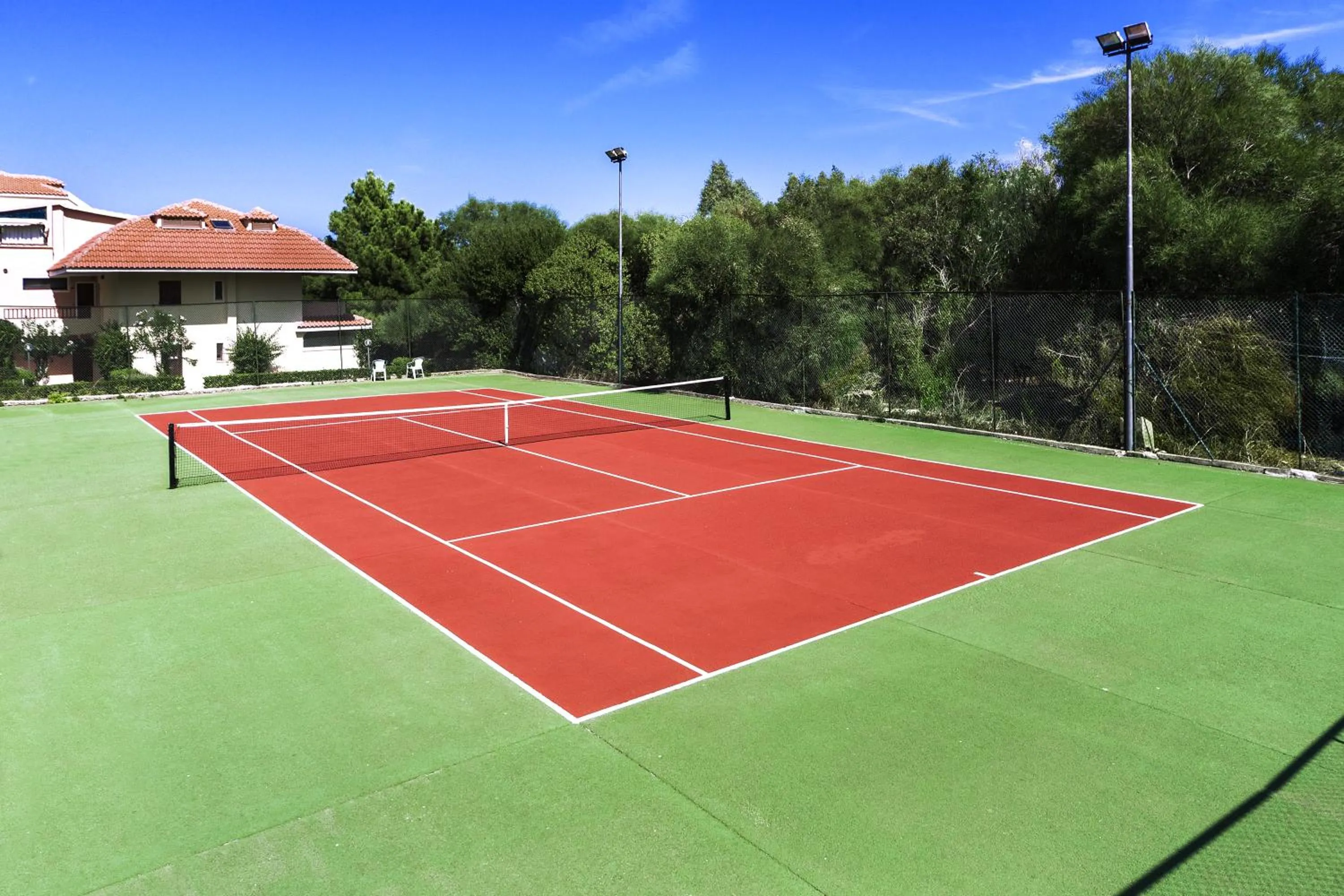 Tennis court in Colonna Beach Hotel Marinella