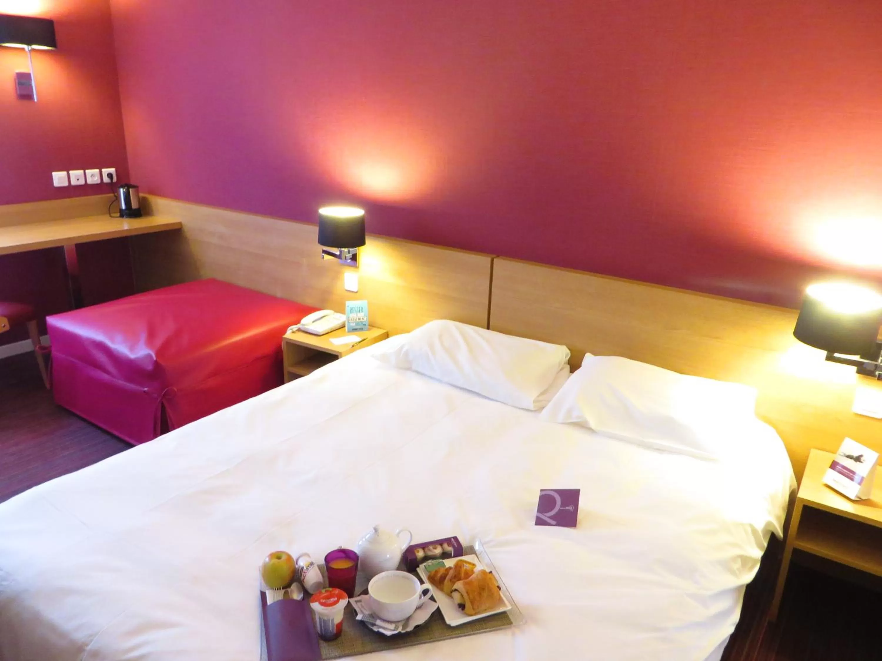 Photo of the whole room, Bed in Mercure Hexagone Luxeuil