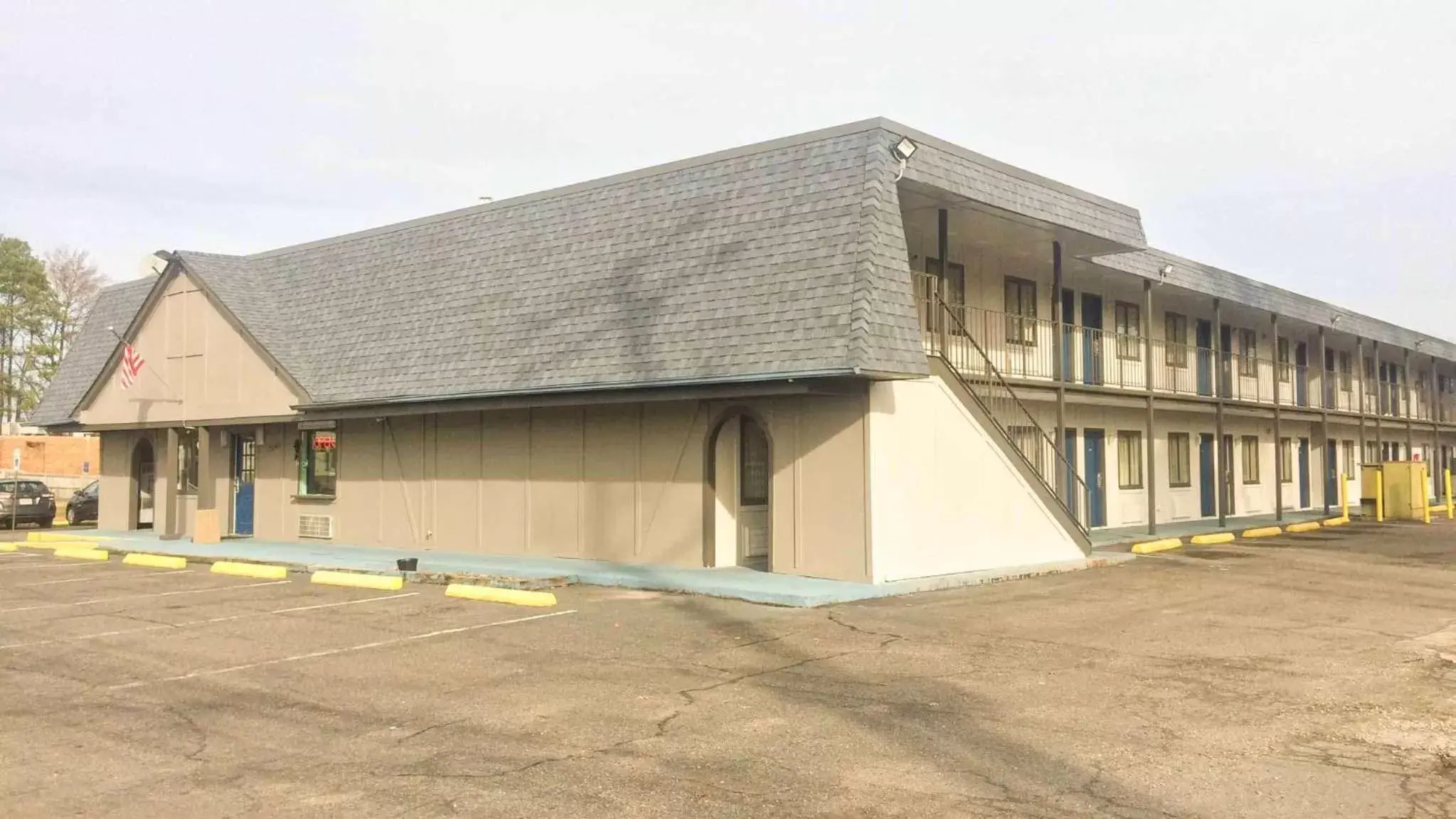 Property Building in Motel 6 Newport News, VA – Fort Eustis