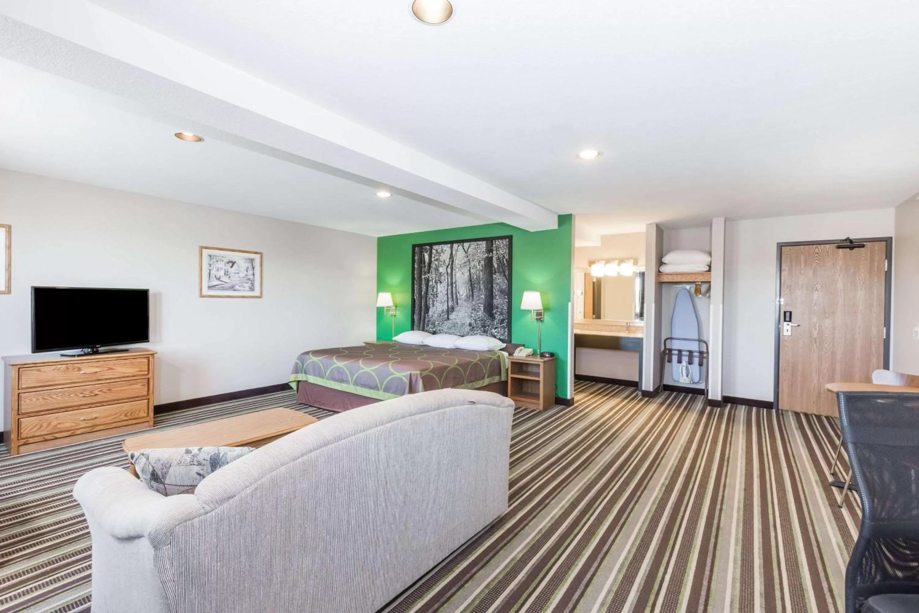 Photo of the whole room, Bed in Super 8 by Wyndham Sioux City South