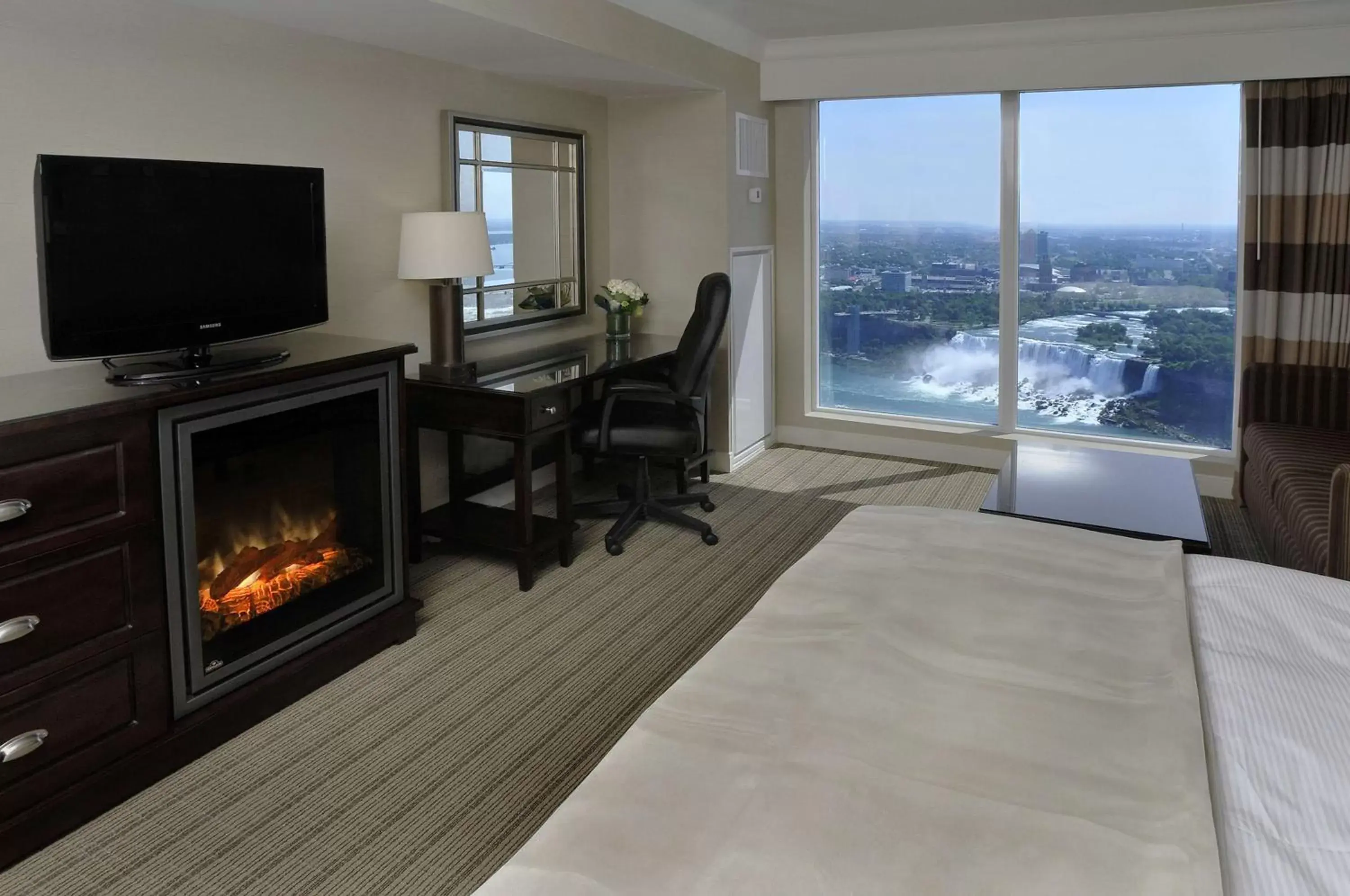 Bedroom, TV/Entertainment Center in Hilton Niagara Falls/ Fallsview Hotel and Suites