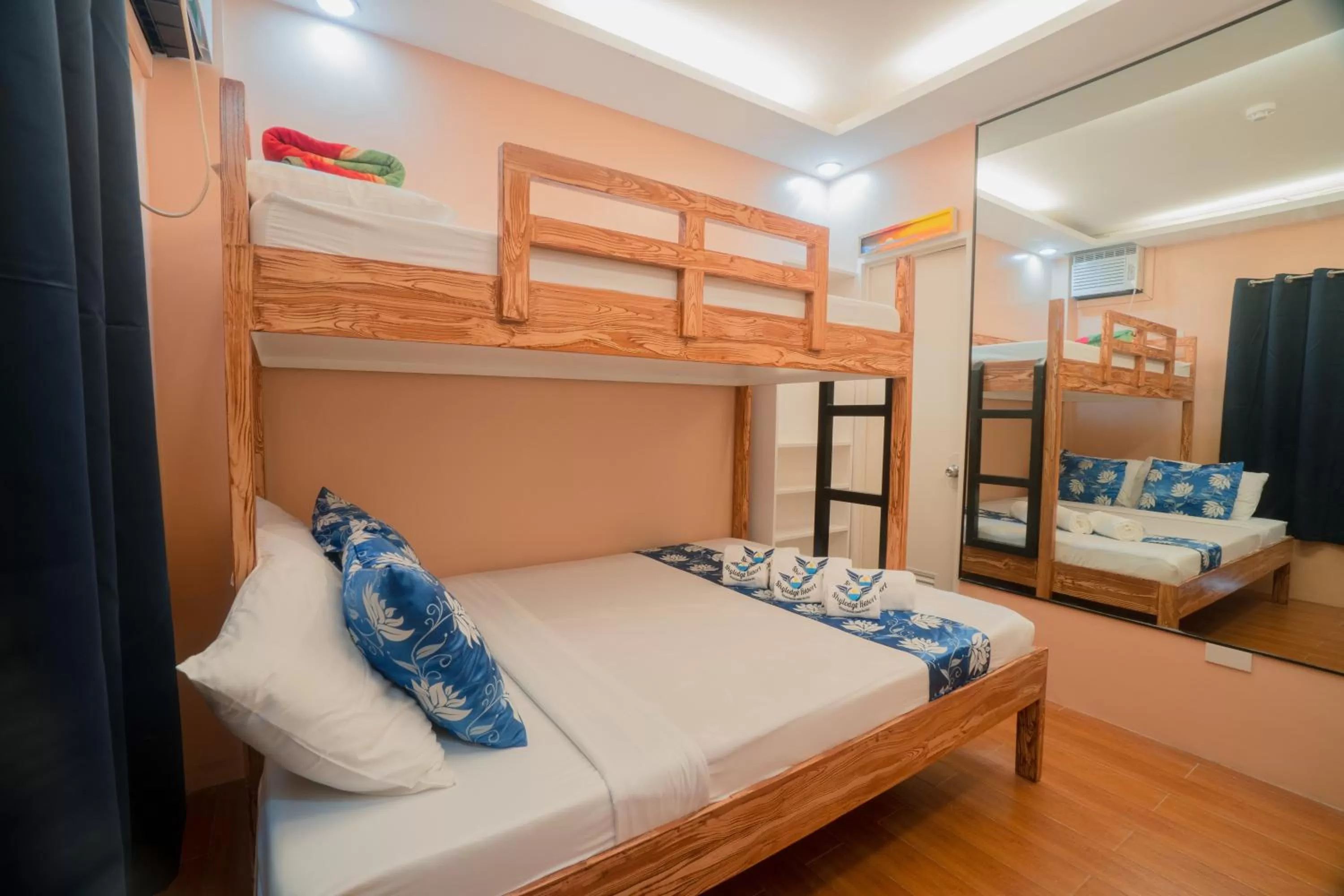 bunk bed, Bed in Skylodge Resort