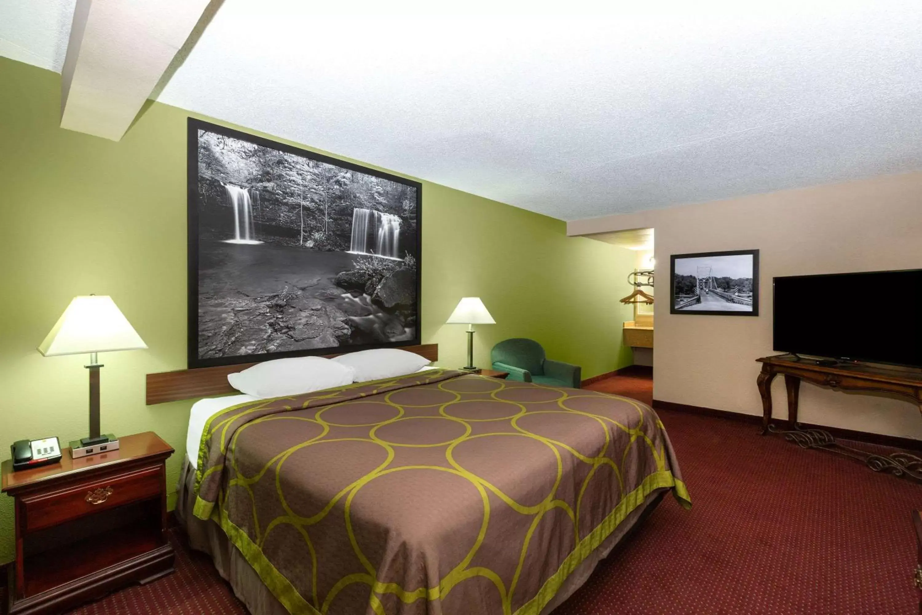 Photo of the whole room, Bed in Super 8 by Wyndham Eureka Springs