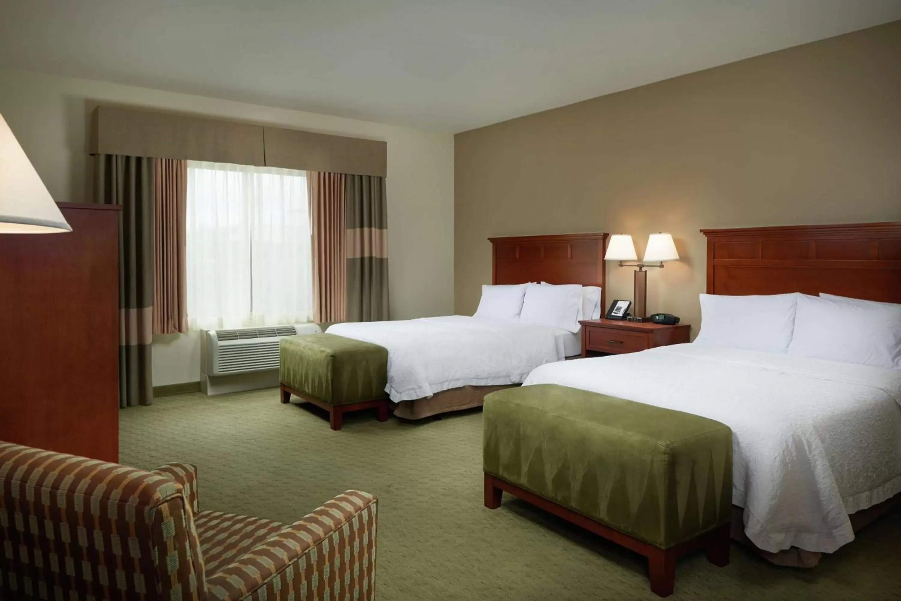 Bed in Hampton Inn and Suites Salem