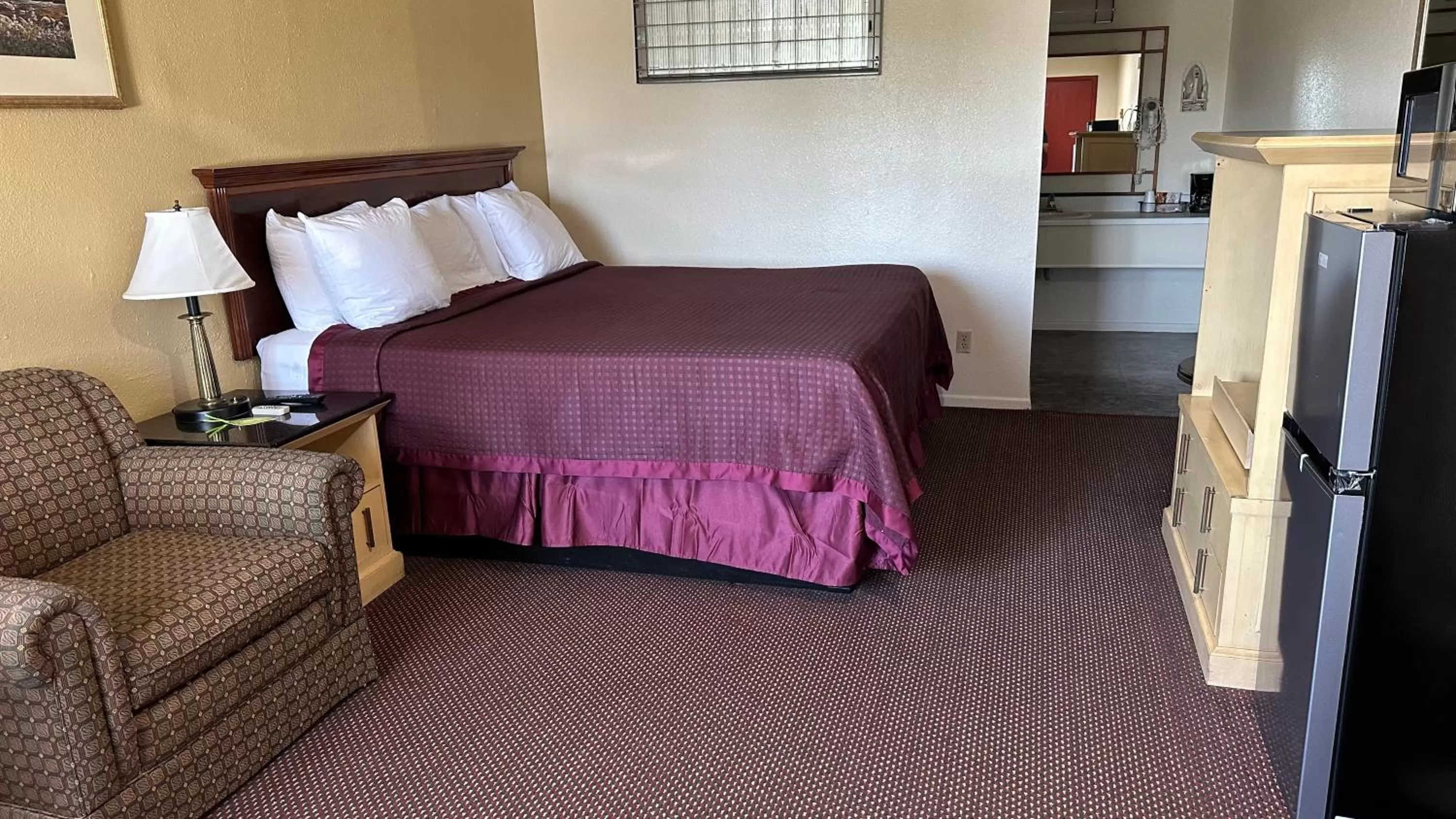 Bedroom, Bed in Economy Inn