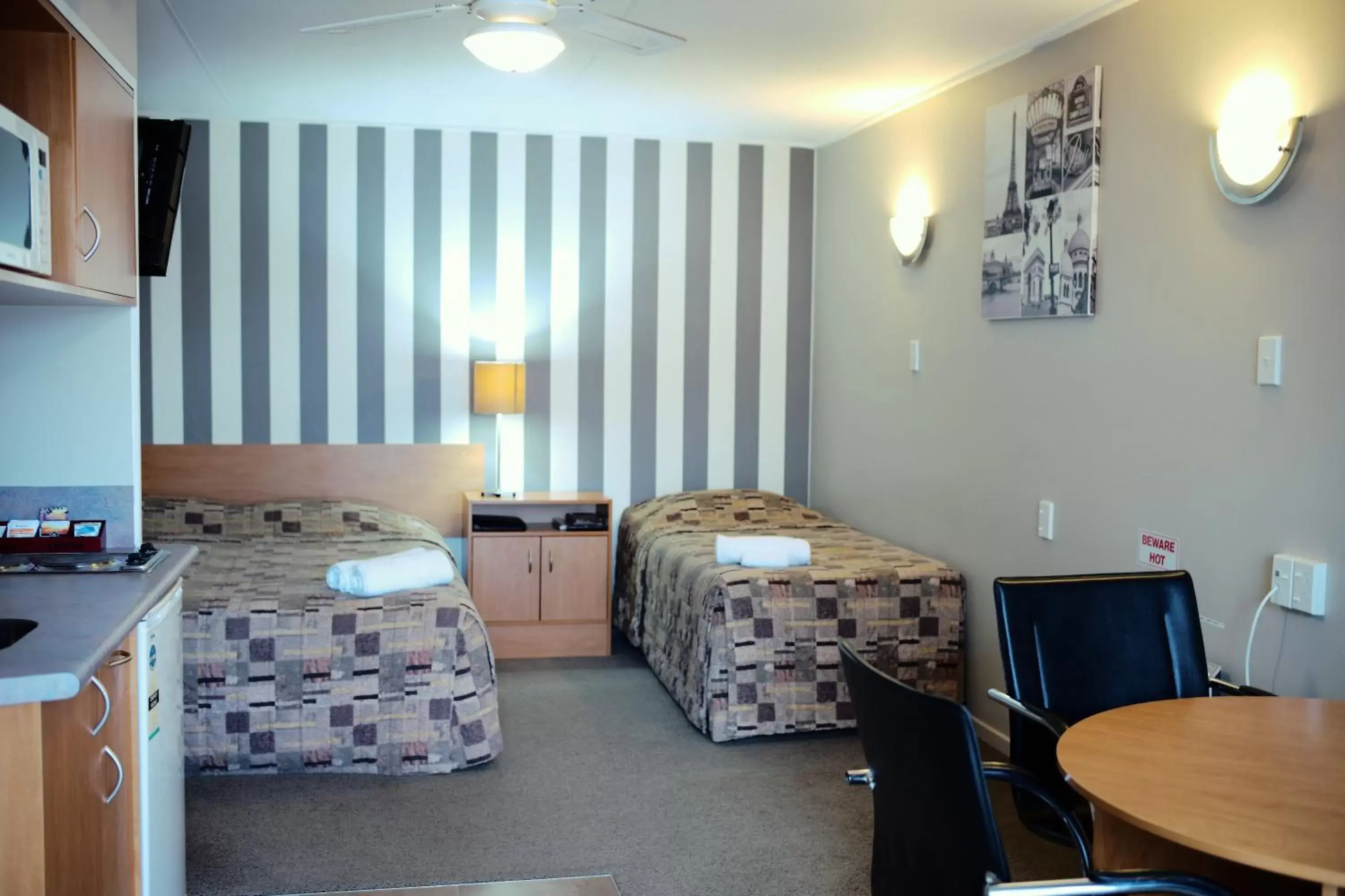 Bed in Kiwi Studios Motel