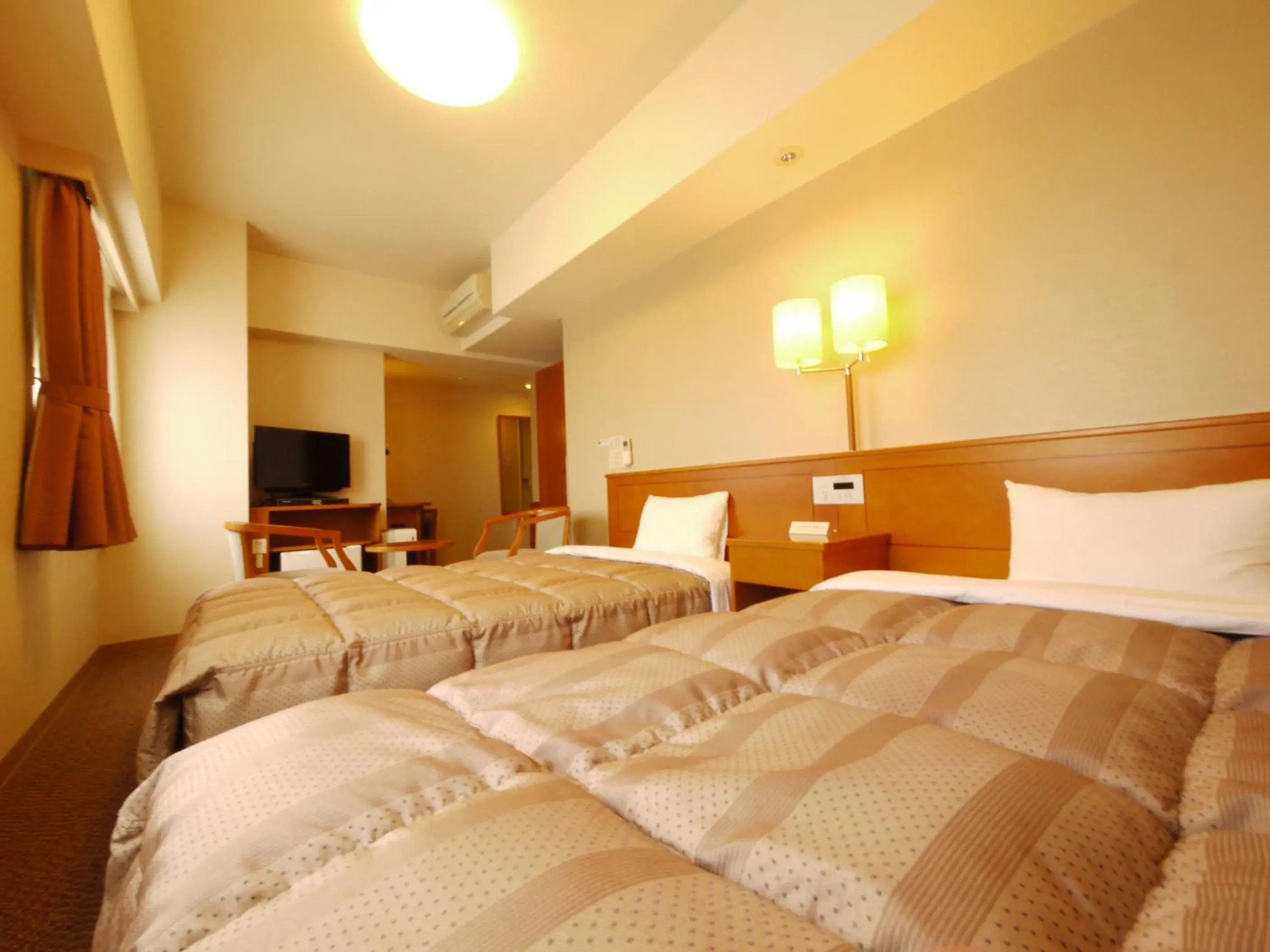 Bed in Hotel Route-Inn Fukaya Ekimae