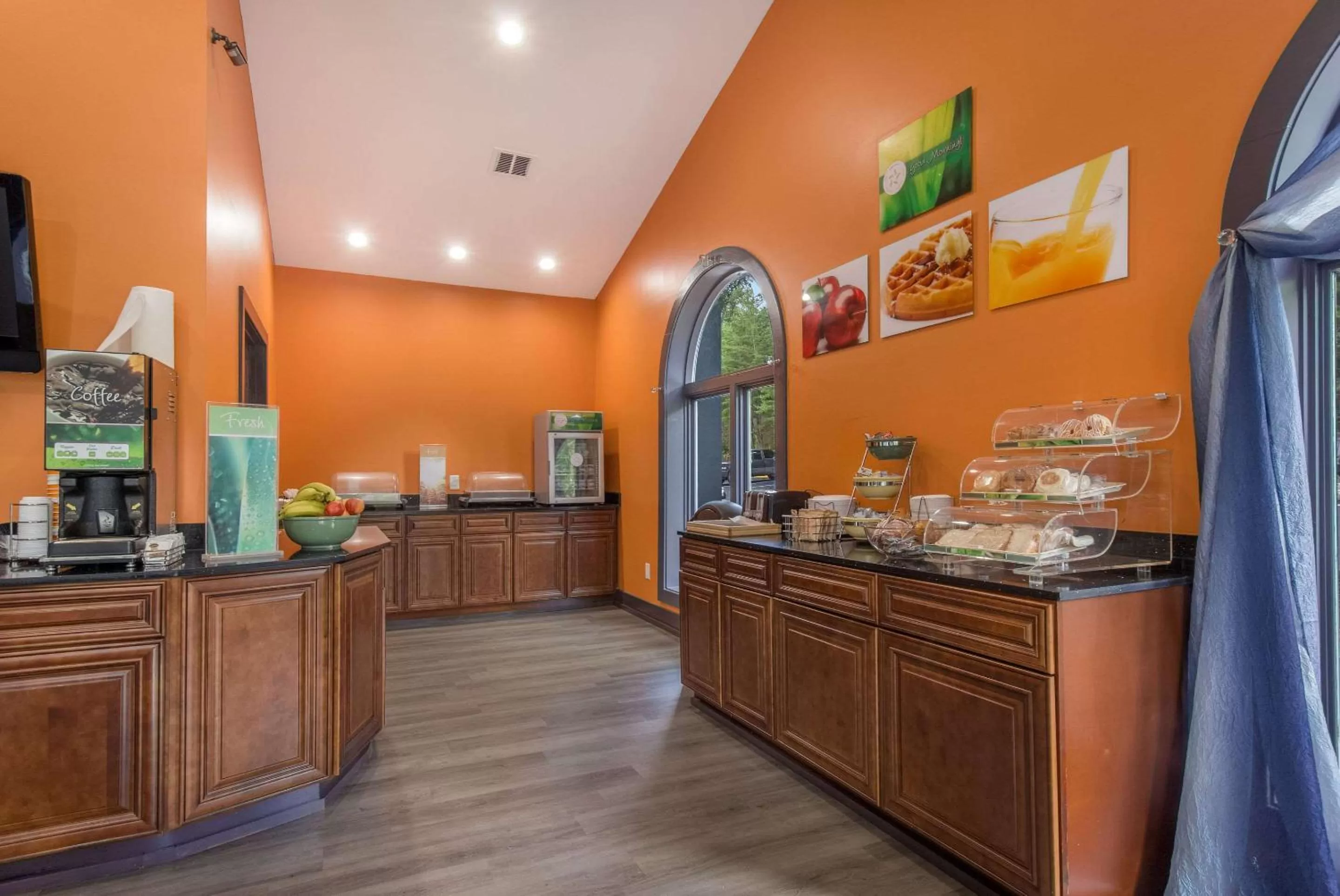 Restaurant/places to eat in Quality Inn London North