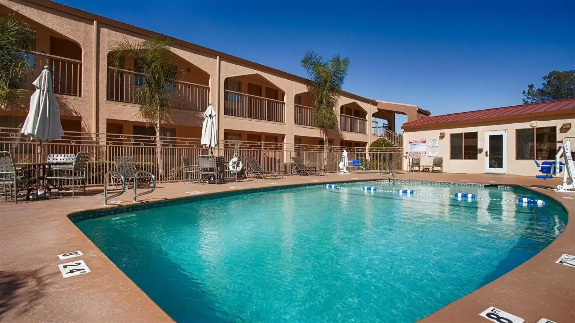 Swimming pool, Property Building in Best Western Yuba City Inn