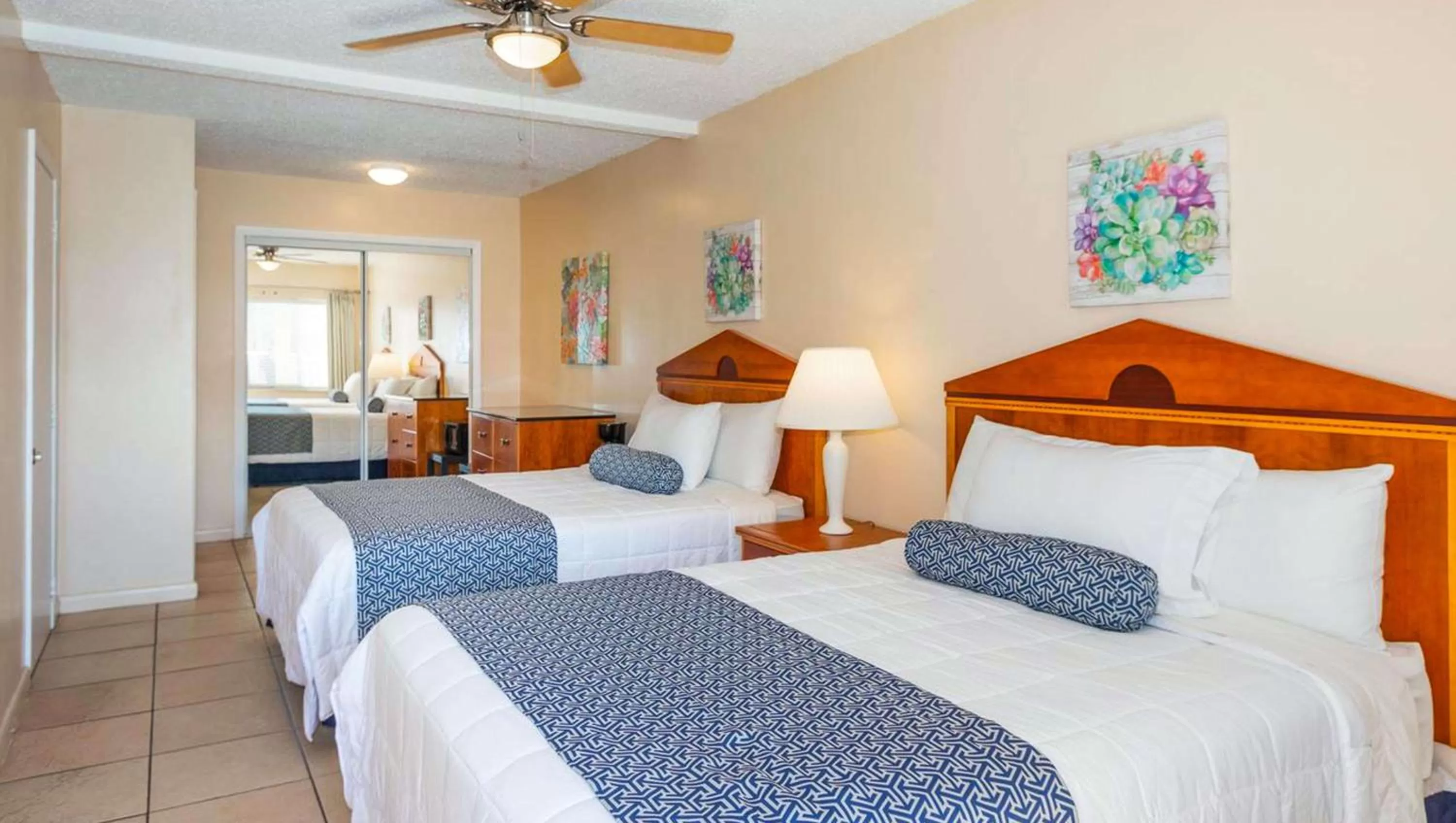 Photo of the whole room, Bed in Belleair Beach Resort Motel