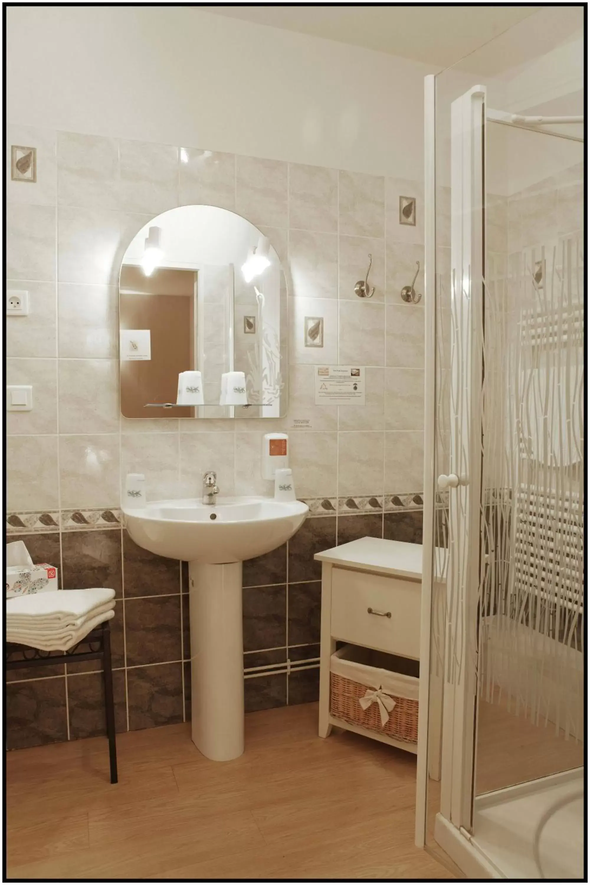 Bathroom in Hôtel Le Bayeux