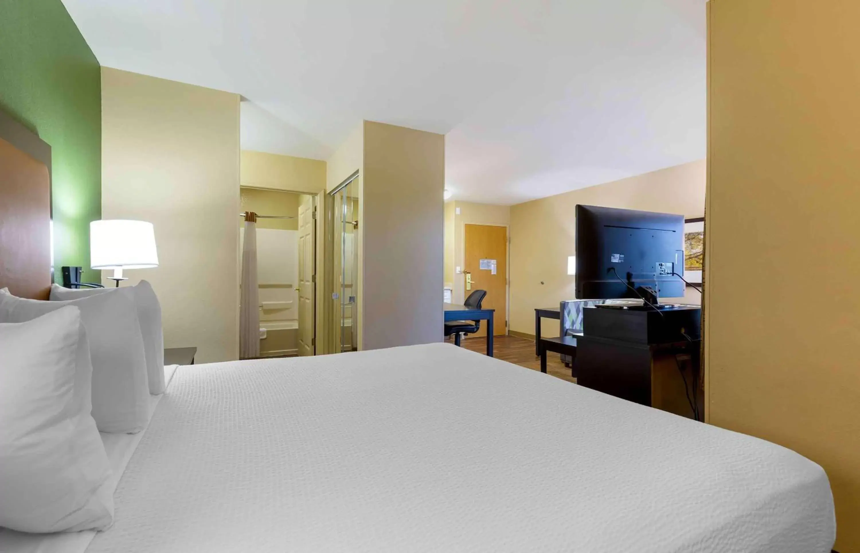 Bedroom, Bed in Extended Stay America Suites - Washington, DC - Fairfax