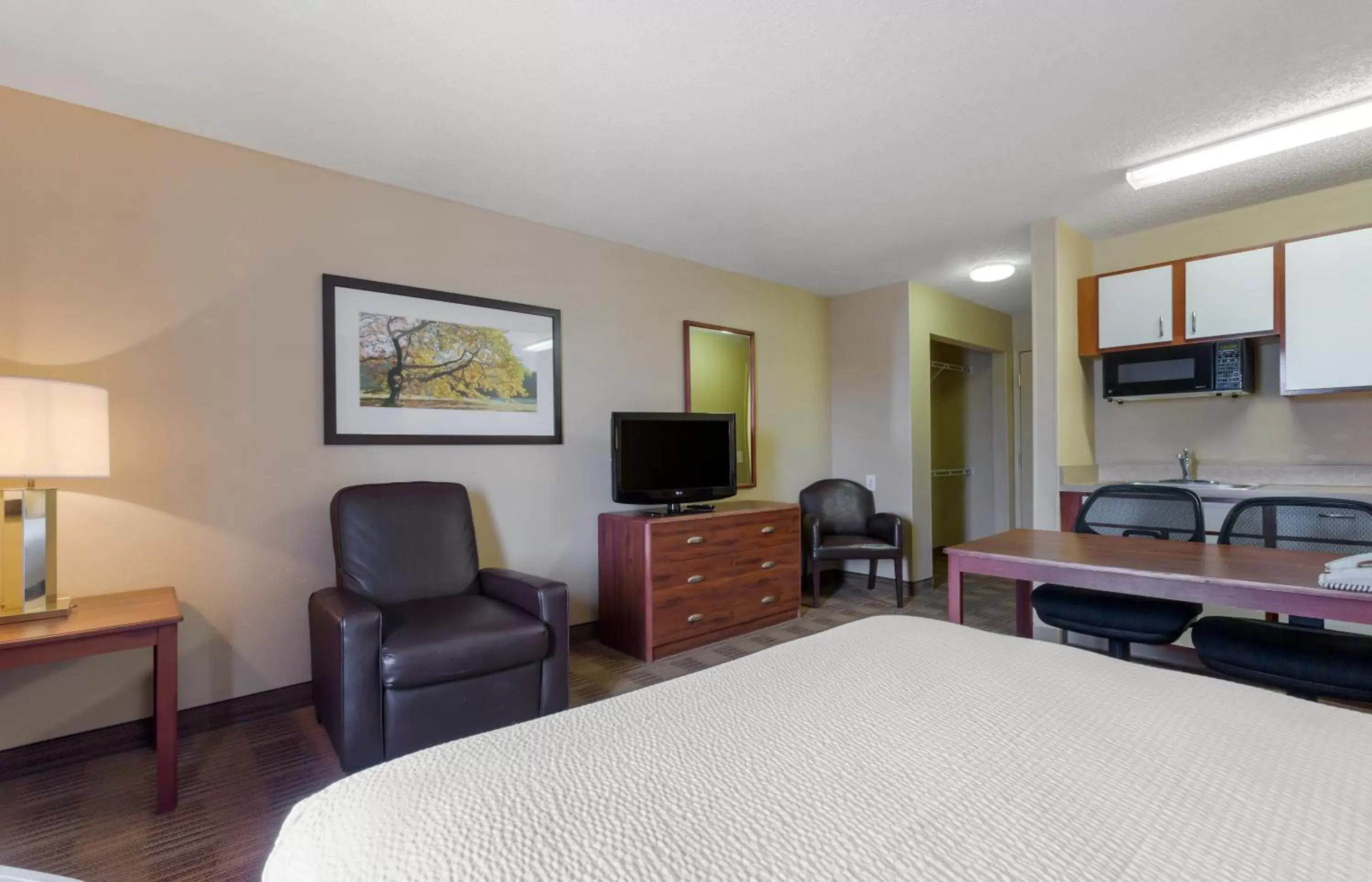 Bed, TV/Entertainment Center in Extended Stay America Suites - El Paso - West