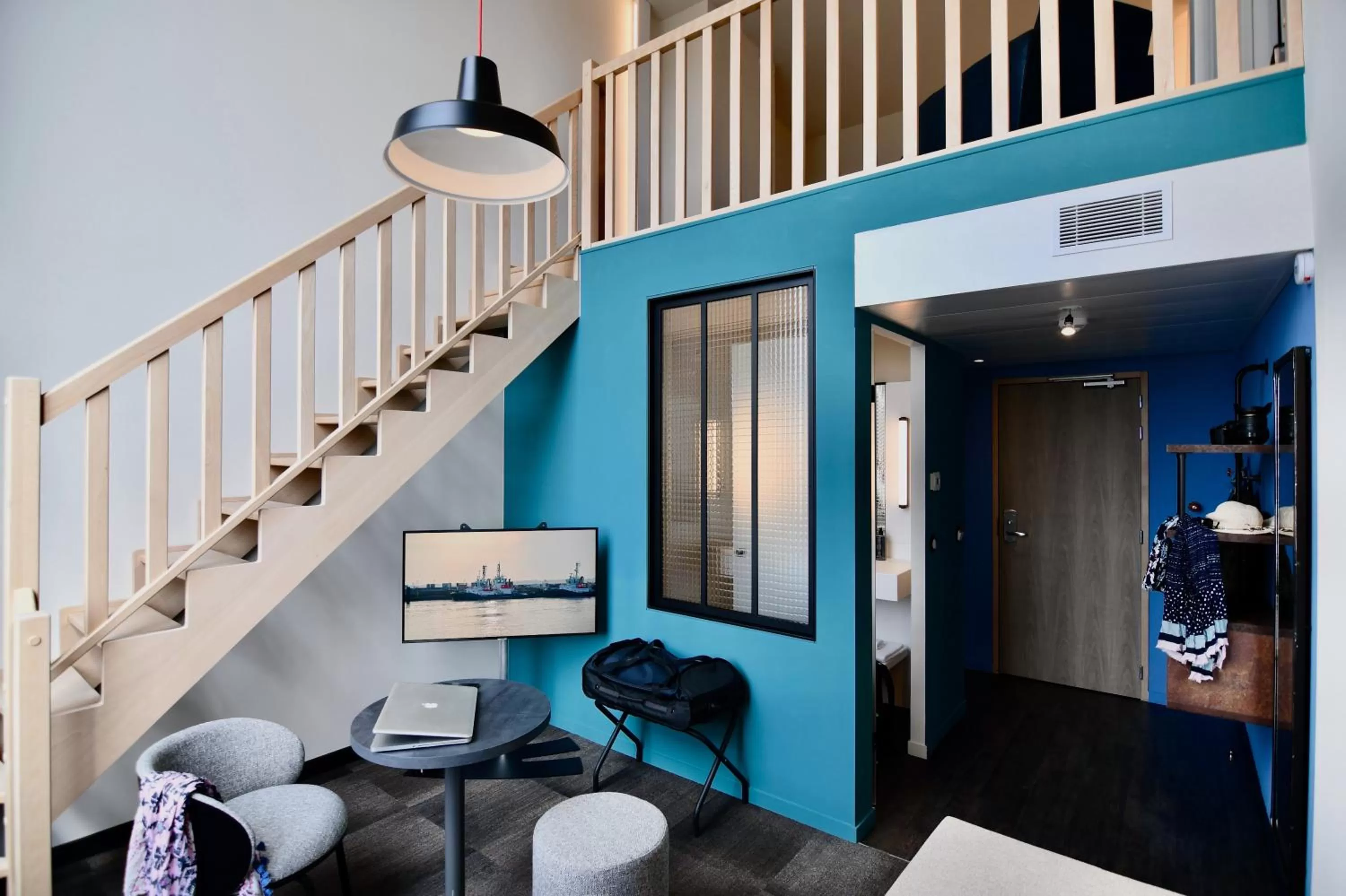 Seating area in ibis Styles Saint Nazaire Centre Gare