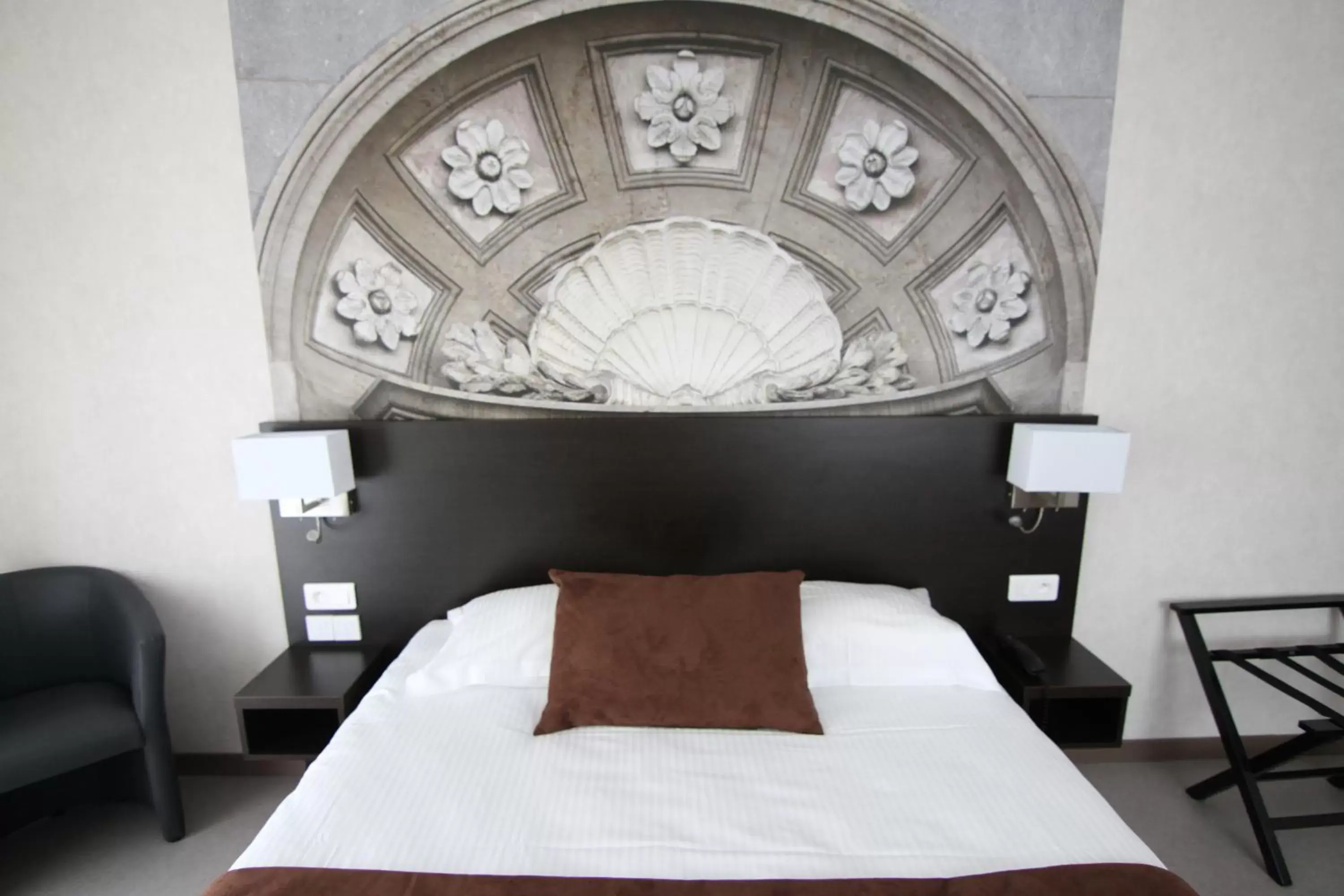 Decorative detail, Bed in Logis hôtel - La Chambre D'Amiens