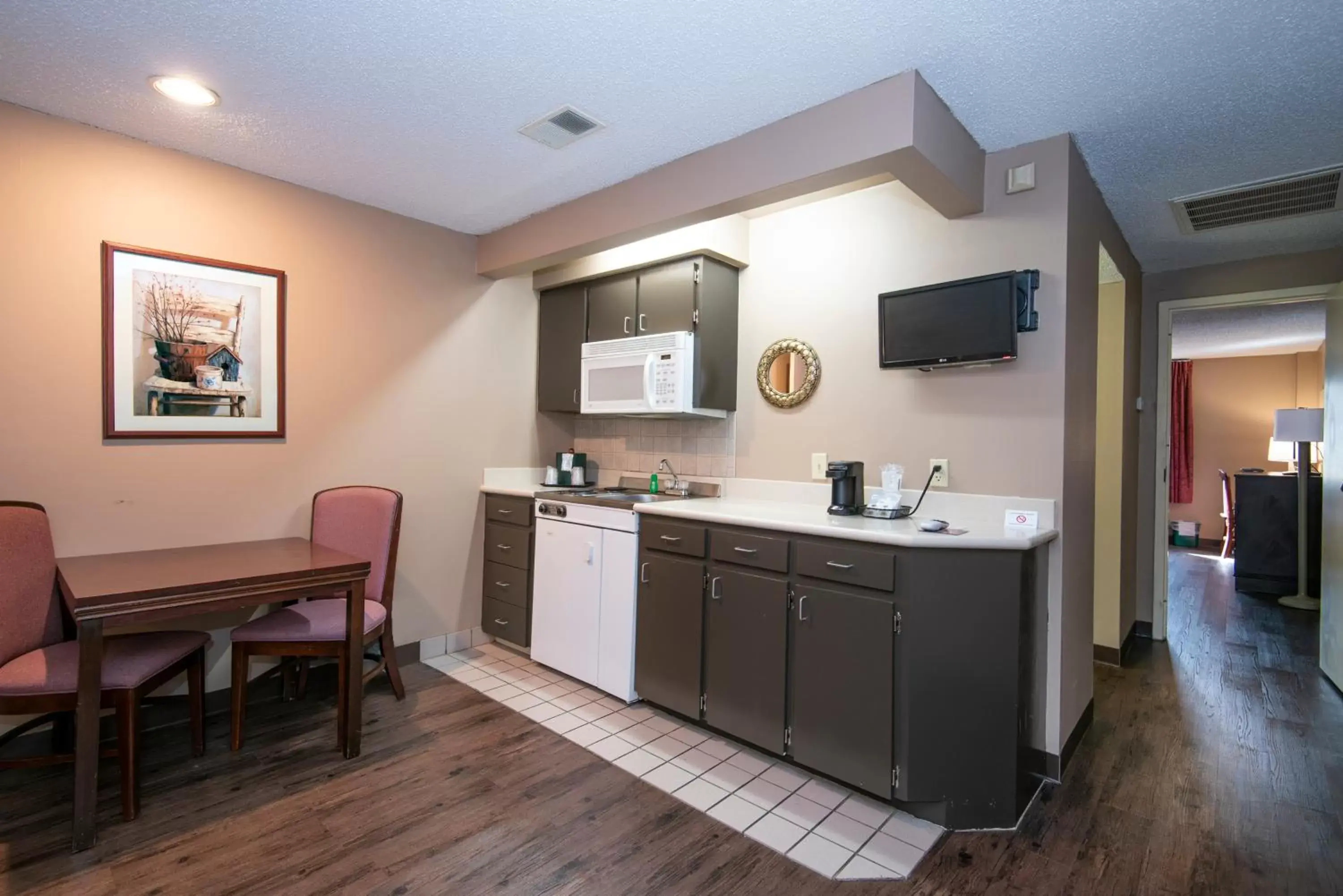 Kitchen or kitchenette, Kitchen/Kitchenette in Guest Inn & Suites - Midtown Medical Center