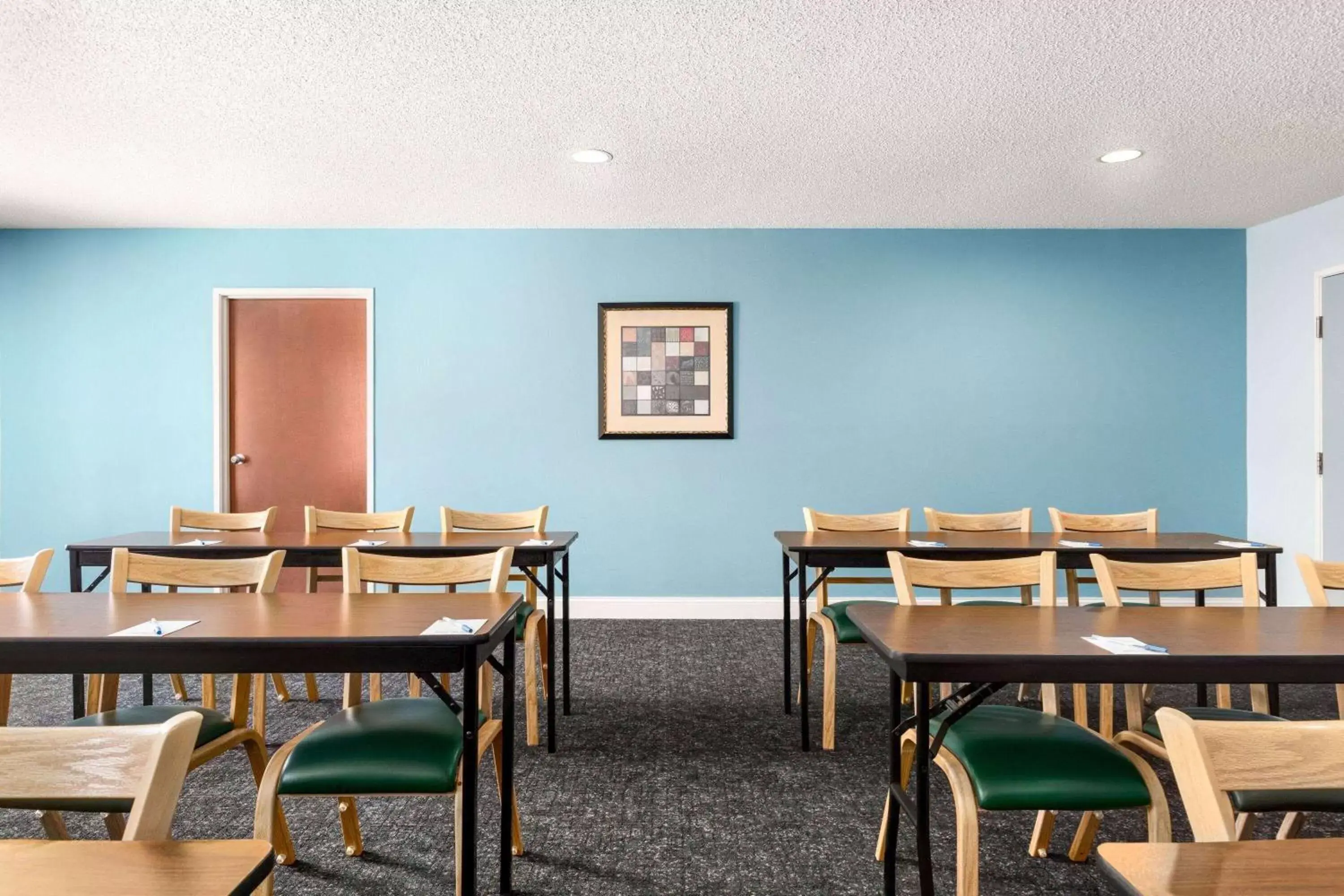 Meeting/conference room, Restaurant/Places to Eat in Days Inn by Wyndham Shallotte