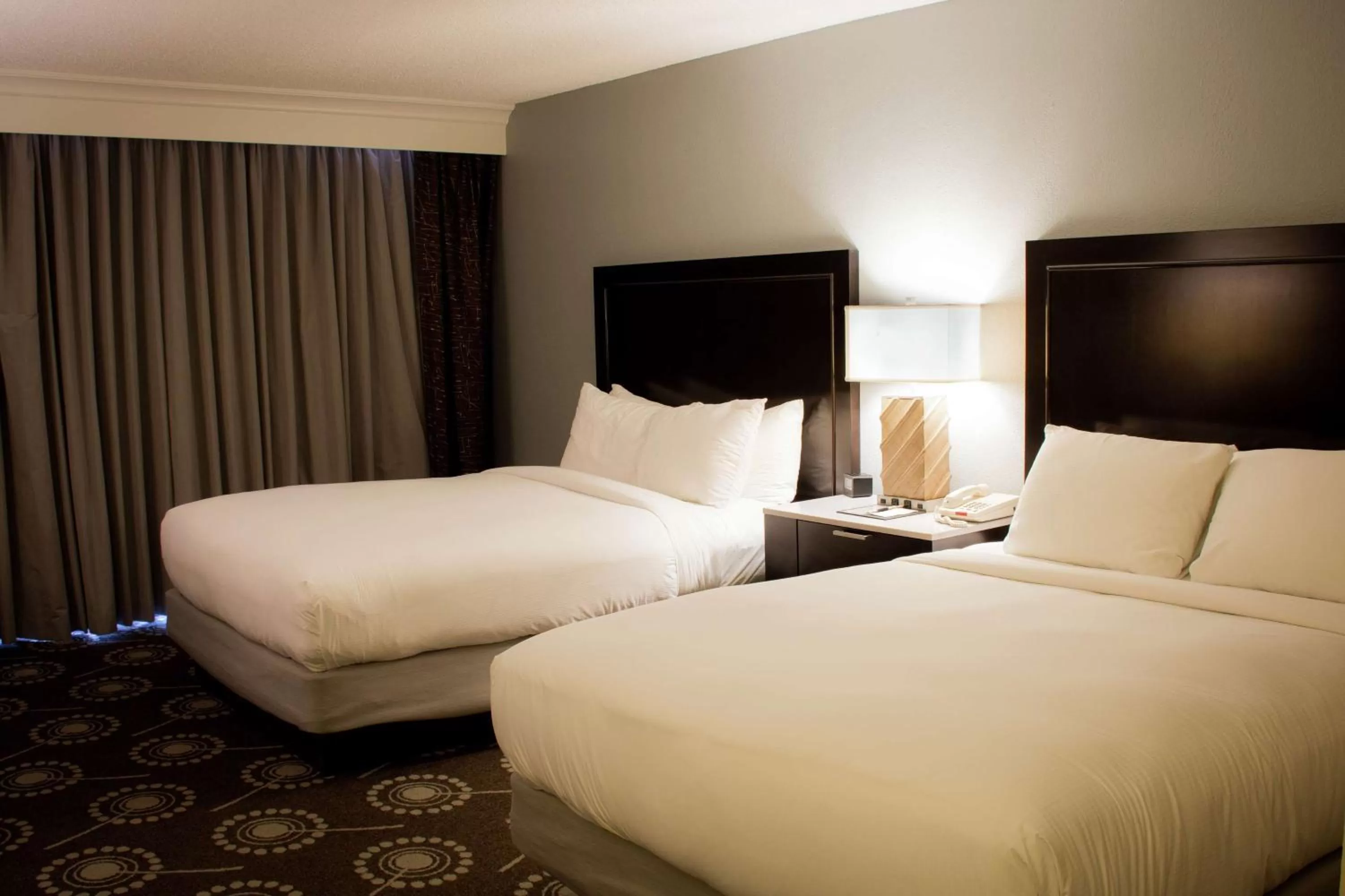 Bedroom, Bed in Midland Plaza Hotel