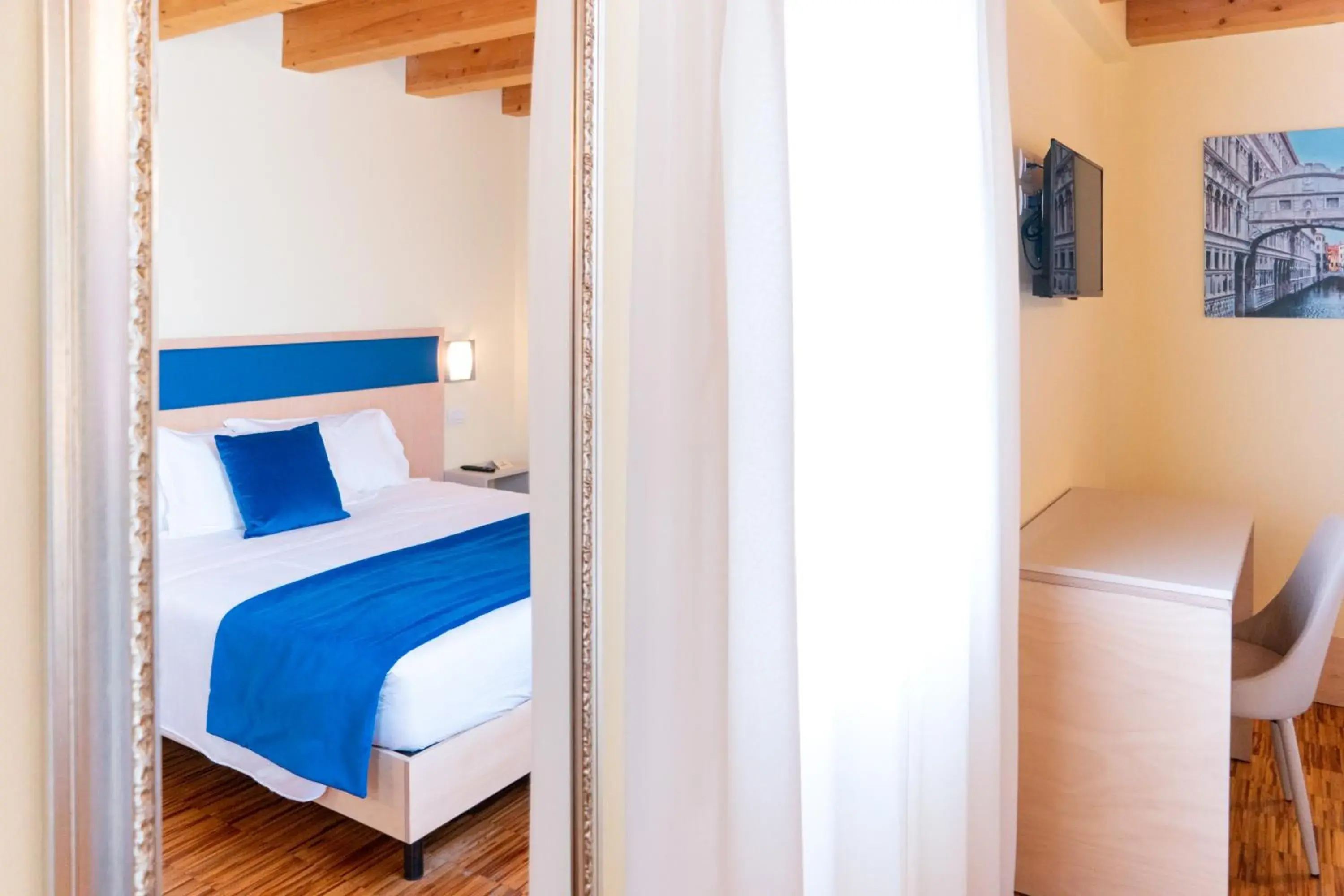 Bedroom, Bed in Hotel Autoespresso Venice - Atika & Atif Bedroom, Bed in Hotel Autoespresso Venice - Atika & Atif