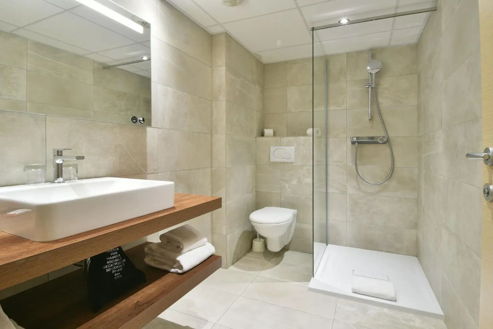 Bathroom in Hôtel Le Rocher