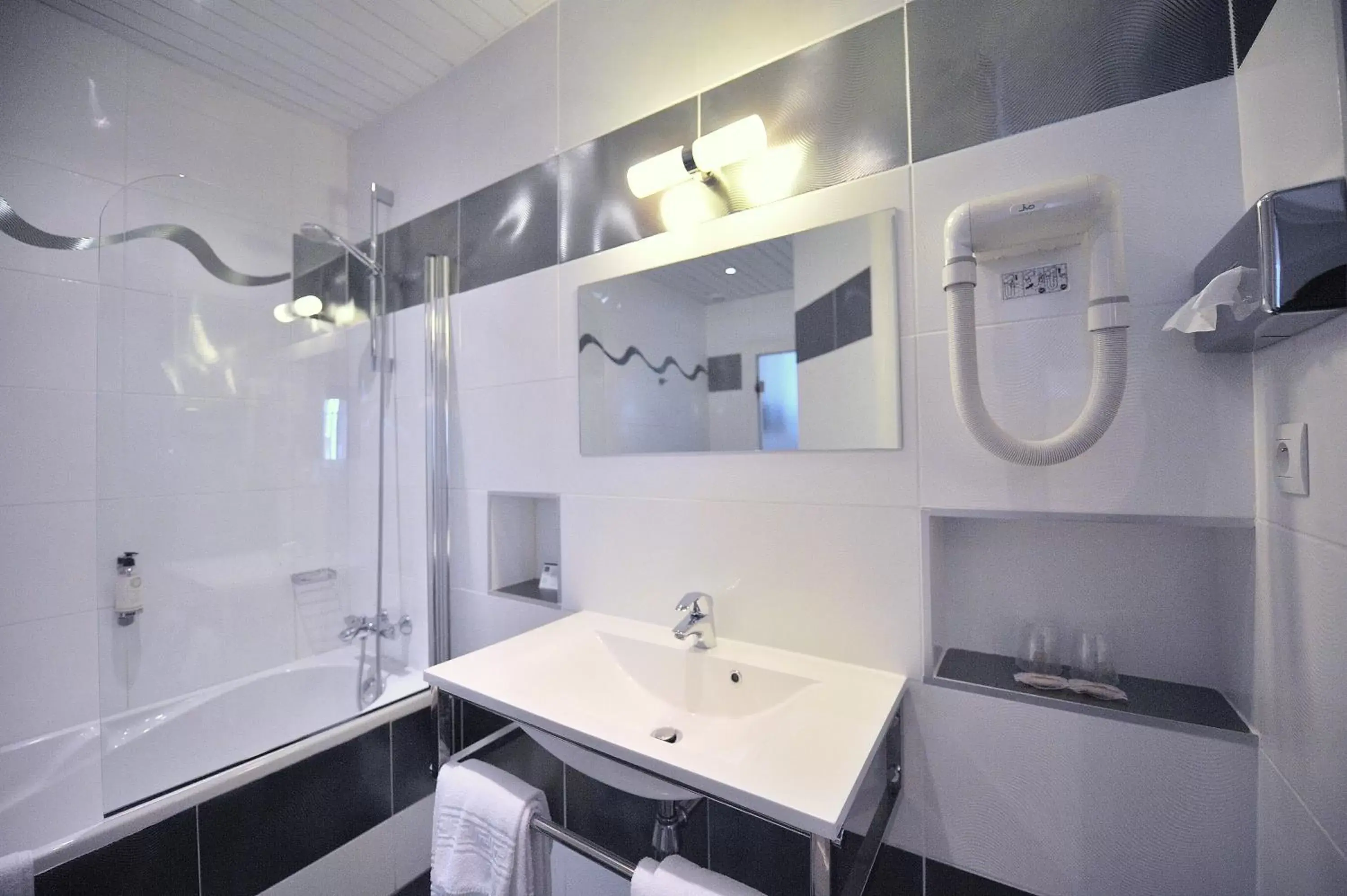 Bathroom in Best Western Continental Pau Centre