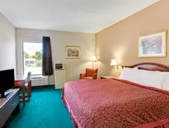 Queen Room with Two Queen Beds - Non-Smoking in Days Inn & Suites by Wyndham Louisville SW