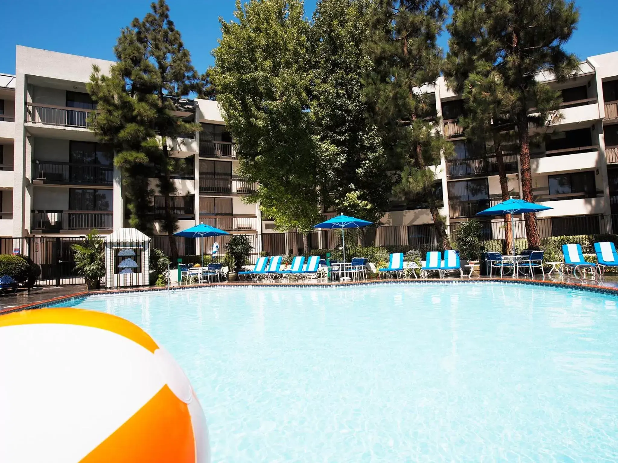 Swimming Pool in Howard Johnson by Wyndham Anaheim Hotel & Water Playground