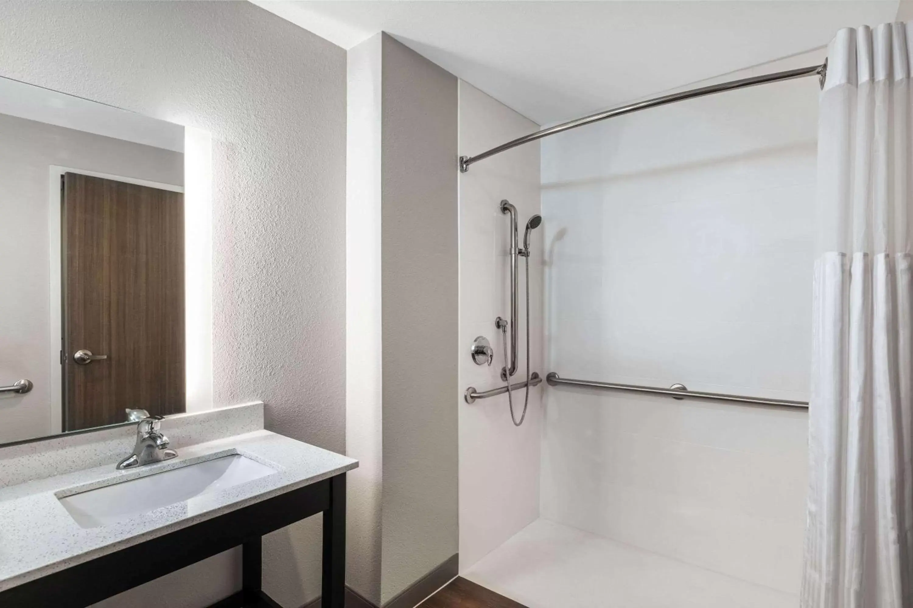 Shower, Bathroom in La Quinta Inn & Suites by Wyndham Kansas City Beacon Hill