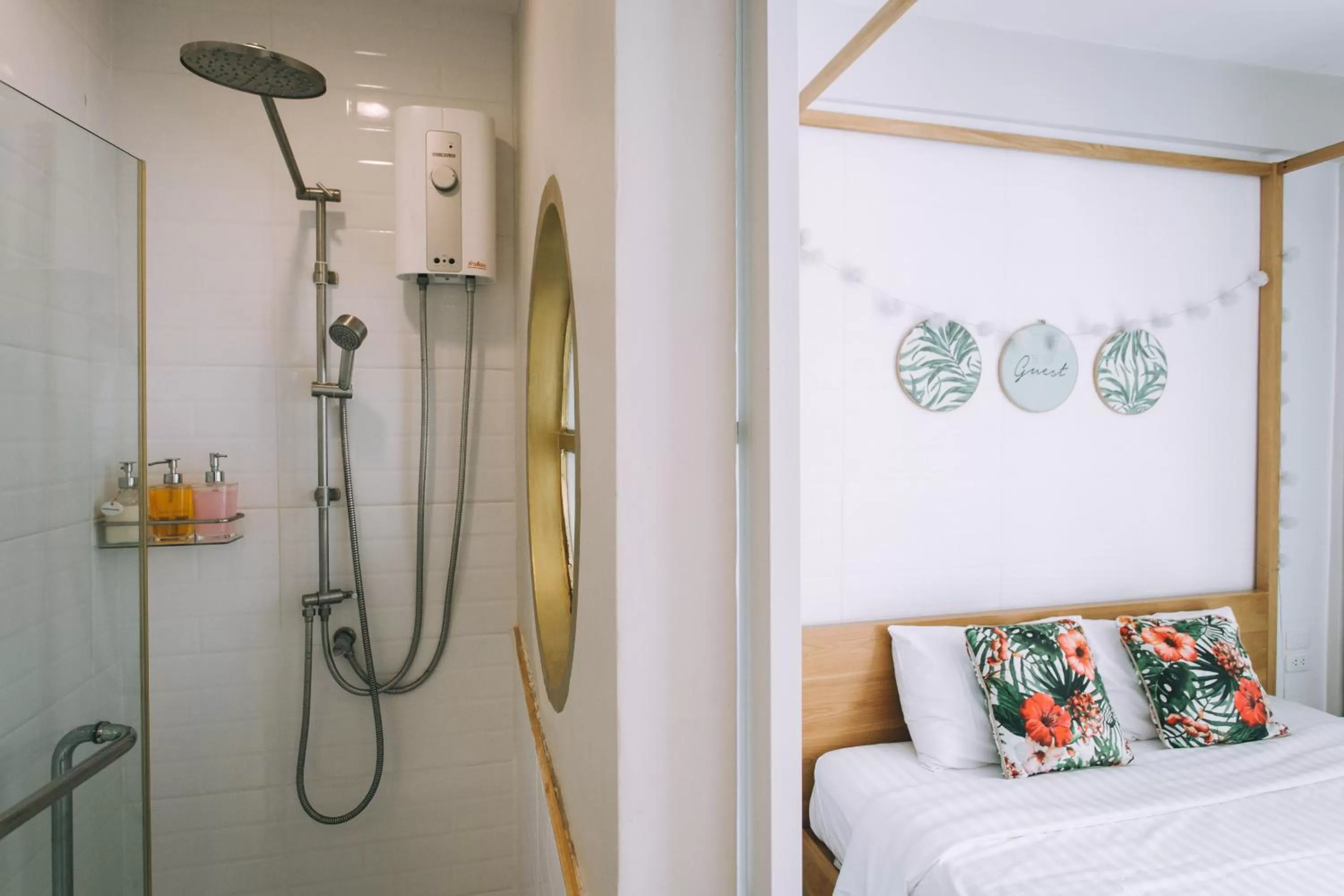 Bathroom in J's Cafe and Poshtel