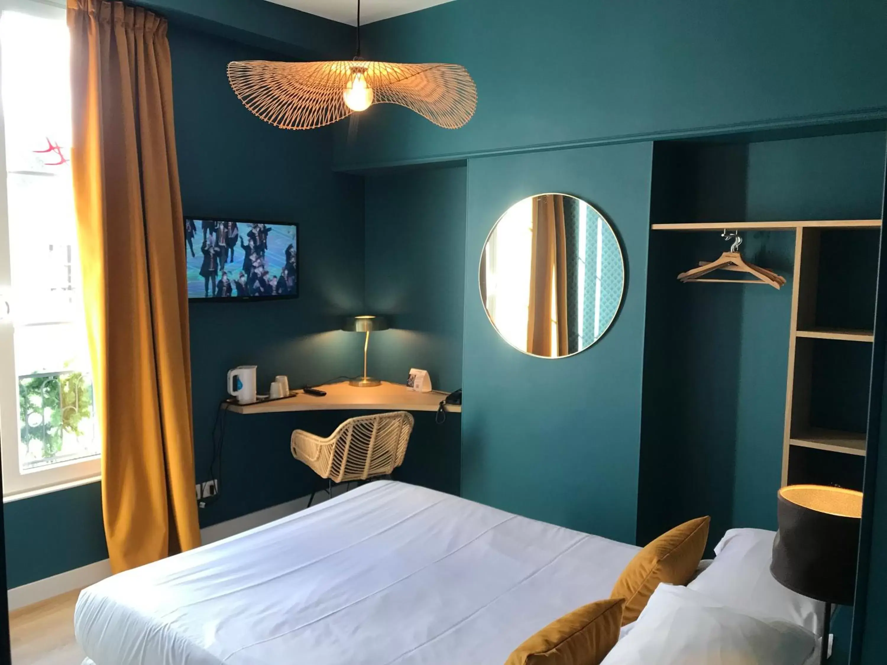 Bedroom, Bed in The Originals Boutique, Hôtel Le Londres, Saumur (Qualys-Hotel)