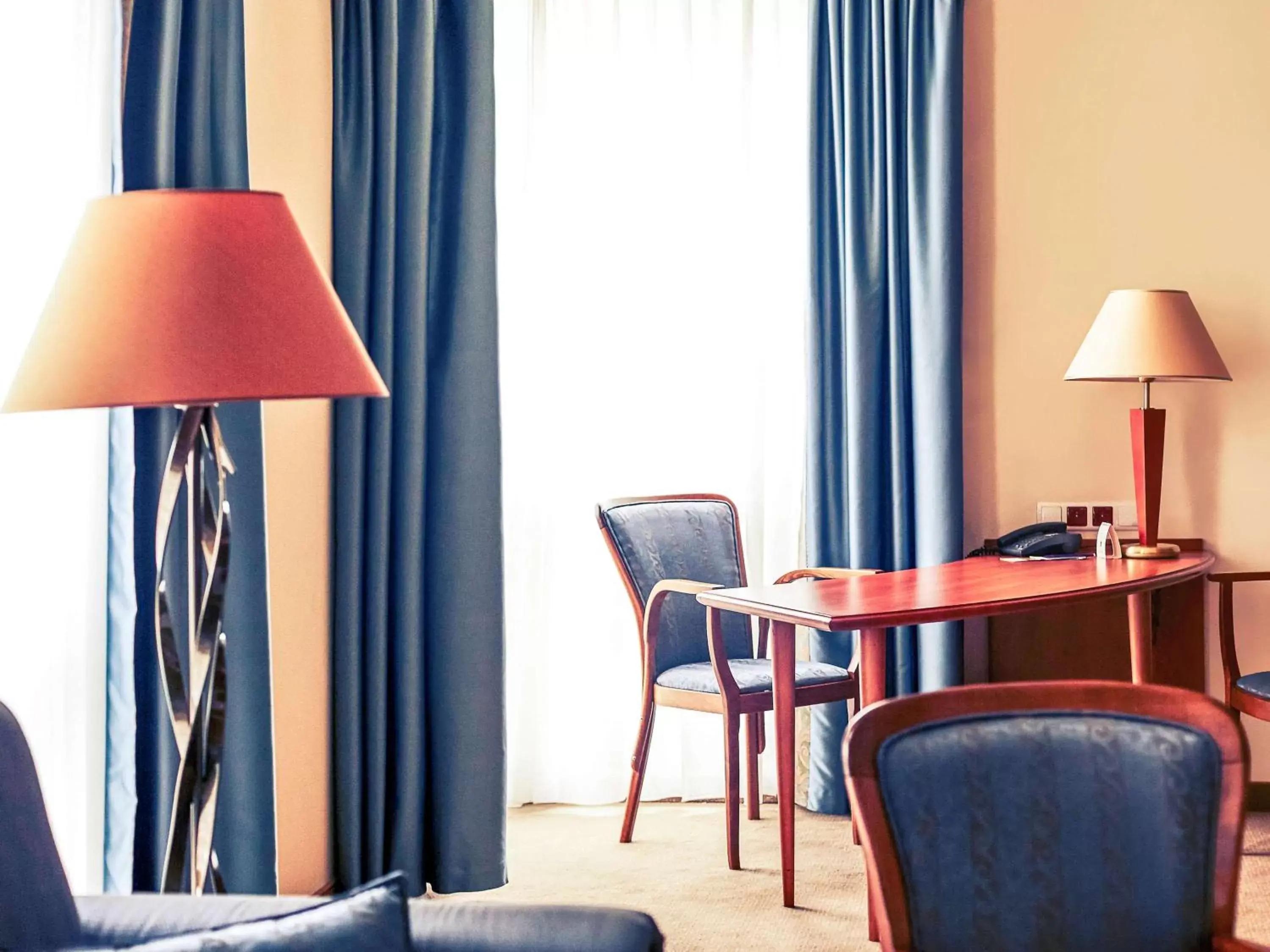 Photo of the whole room, Seating Area in Hotel Mercure Poznań Centrum