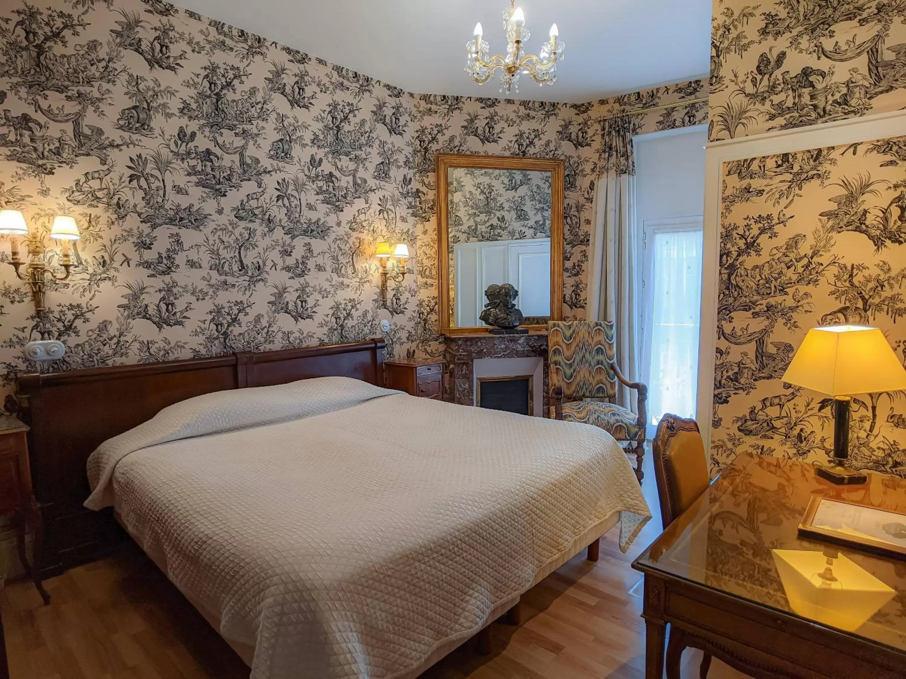 Bedroom, Bed in Hôtel de l'Abeille