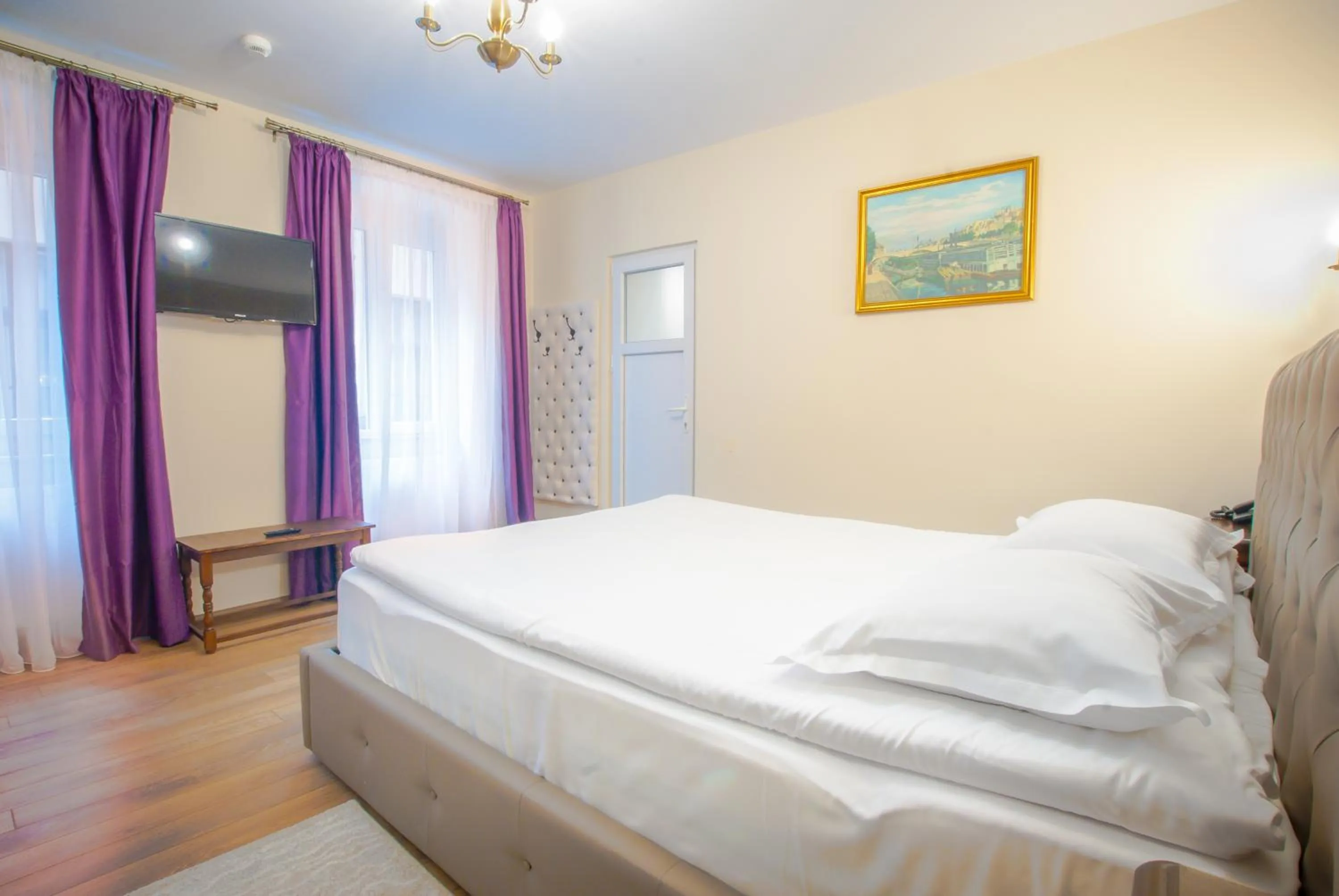 Photo of the whole room, Bed in Safrano Palace