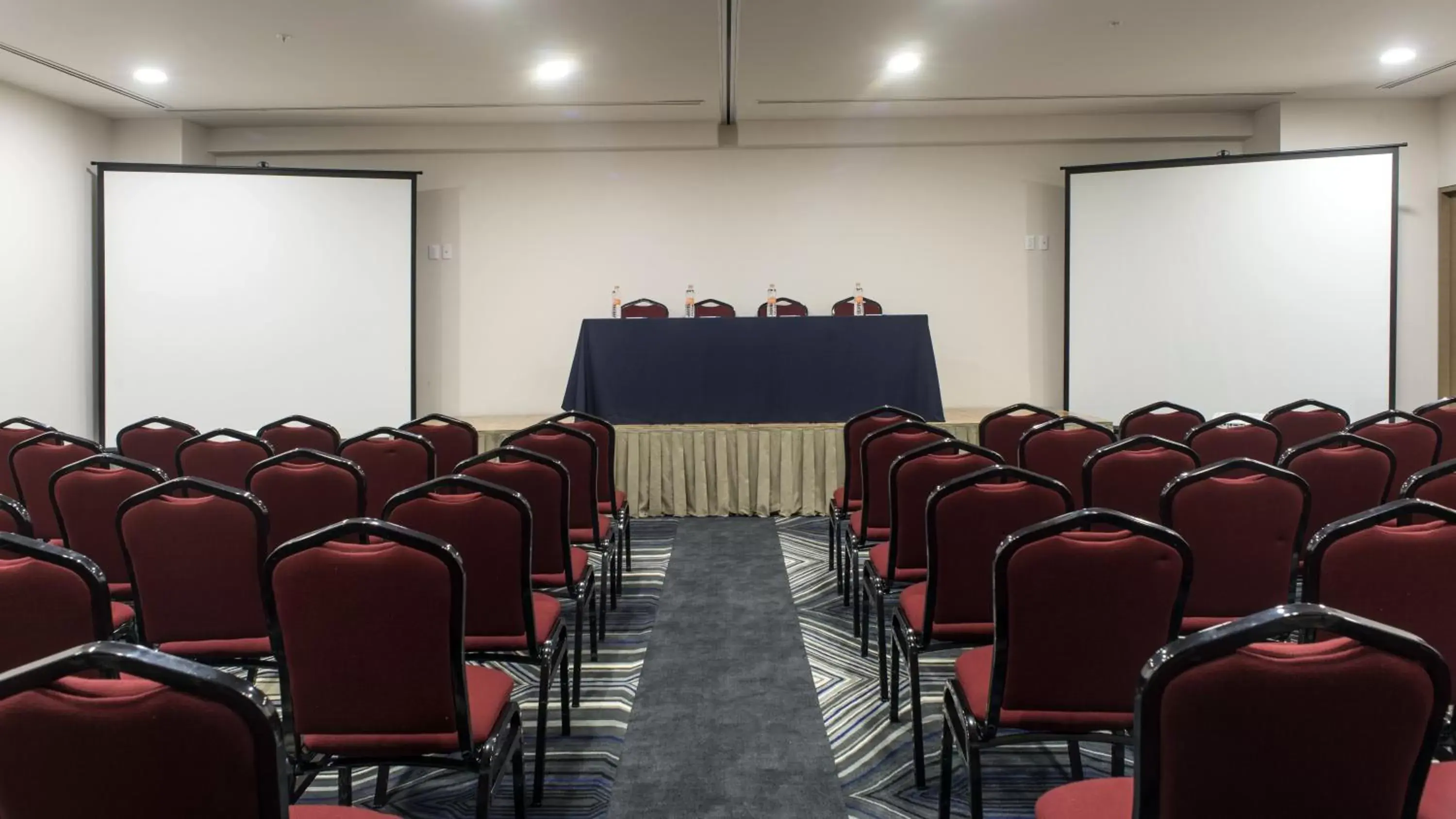 Meeting/conference room in Holiday Inn Express Mexico- Toreo, an IHG Hotel