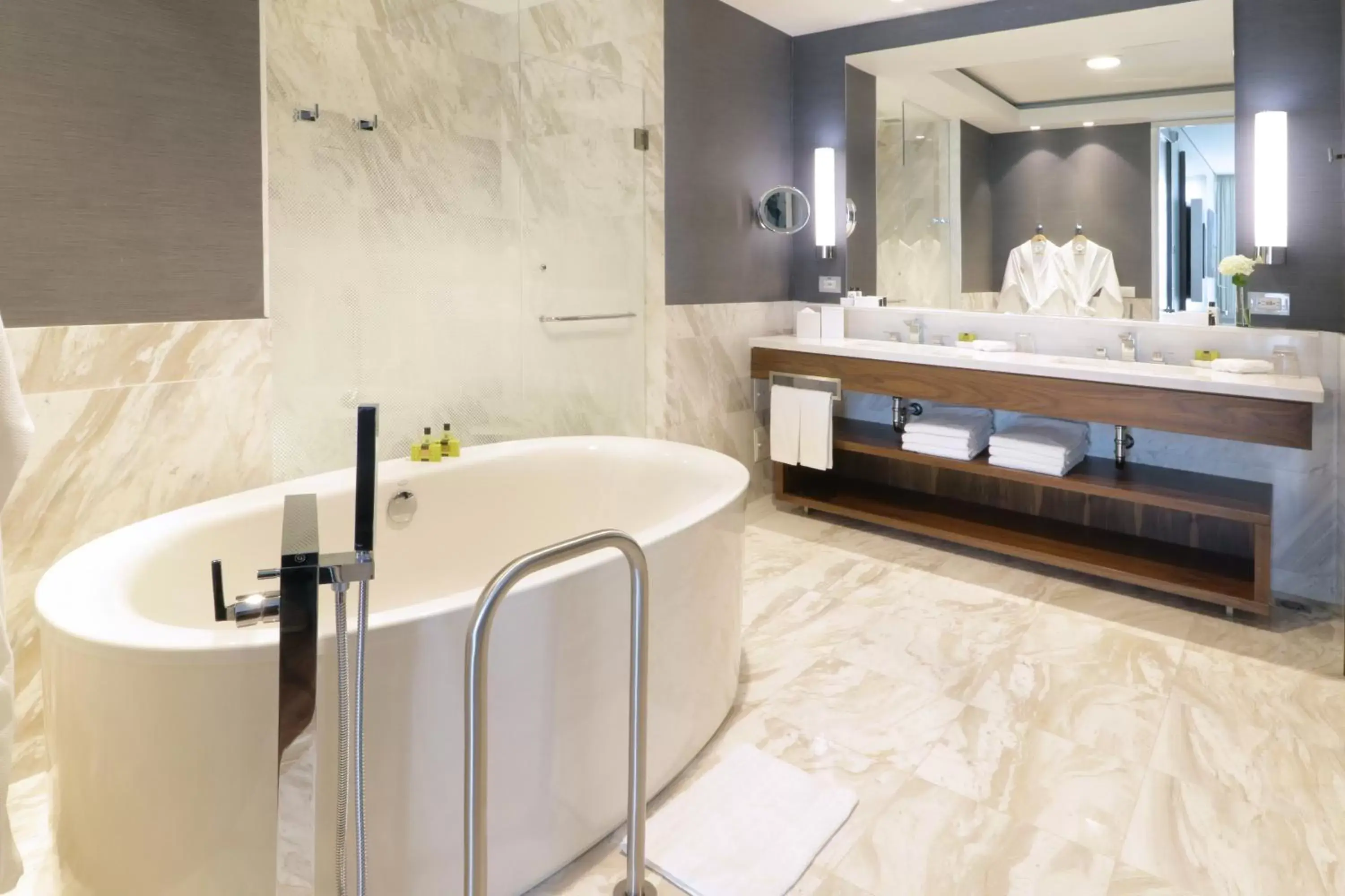 Bedroom, Bathroom in Hotel InterContinental Cartagena, an IHG Hotel