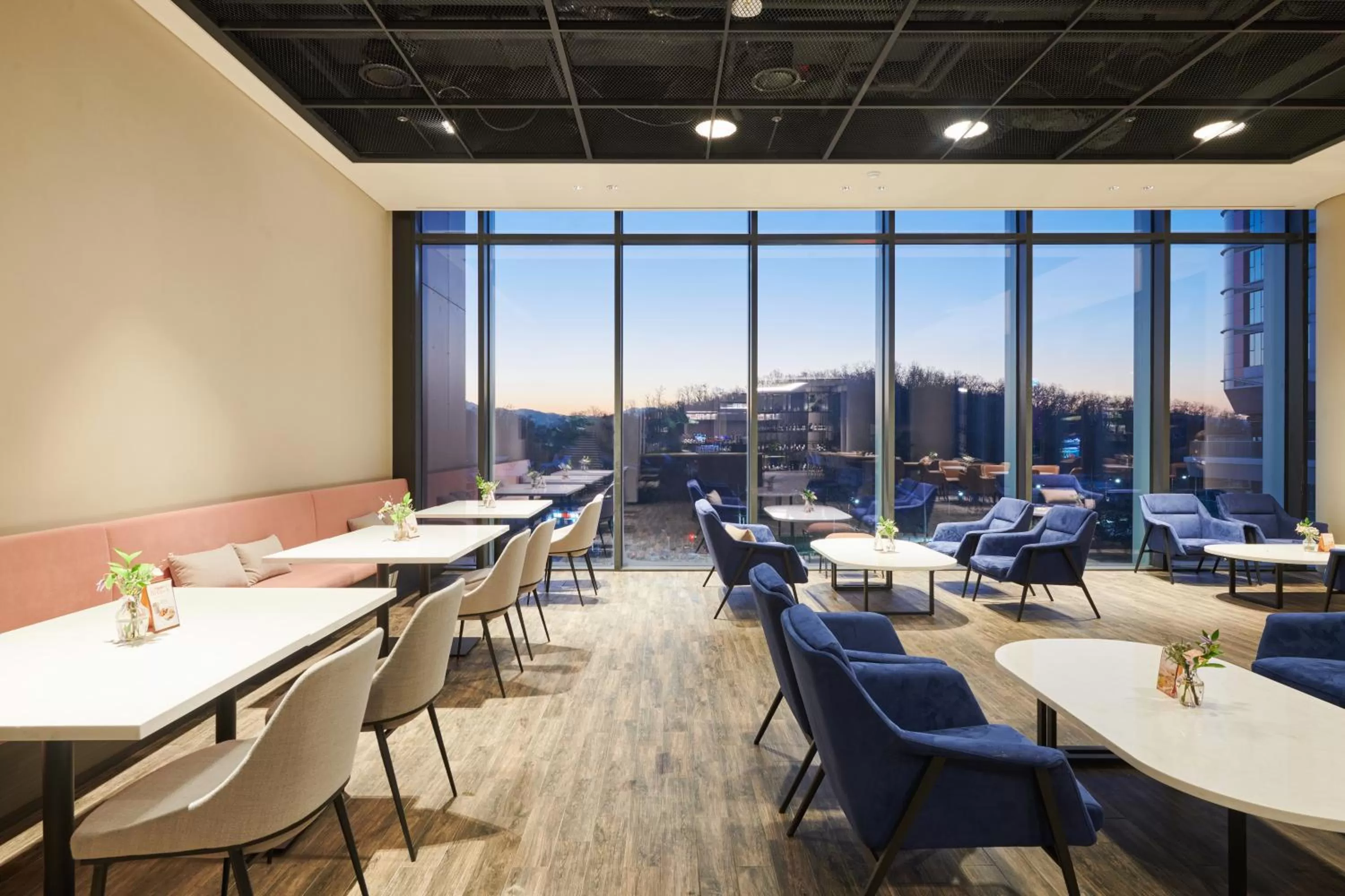 Business facilities in Nine Tree by Parnas Seoul Pangyo