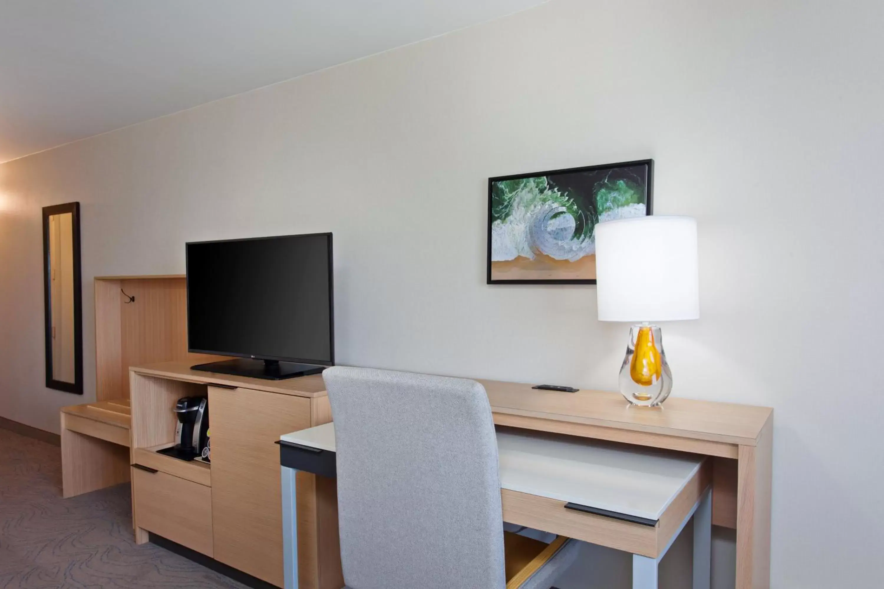 Bedroom, TV/Entertainment Center in Holiday Inn Los Angeles - LAX Airport, an IHG Hotel
